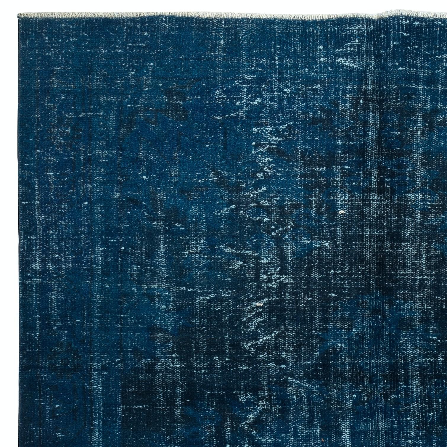 Moderner 6x9 Ft Teppich in massivem Marineblau, handgewebt und handgeknüpft in der Türkei (Handgeknüpft) im Angebot