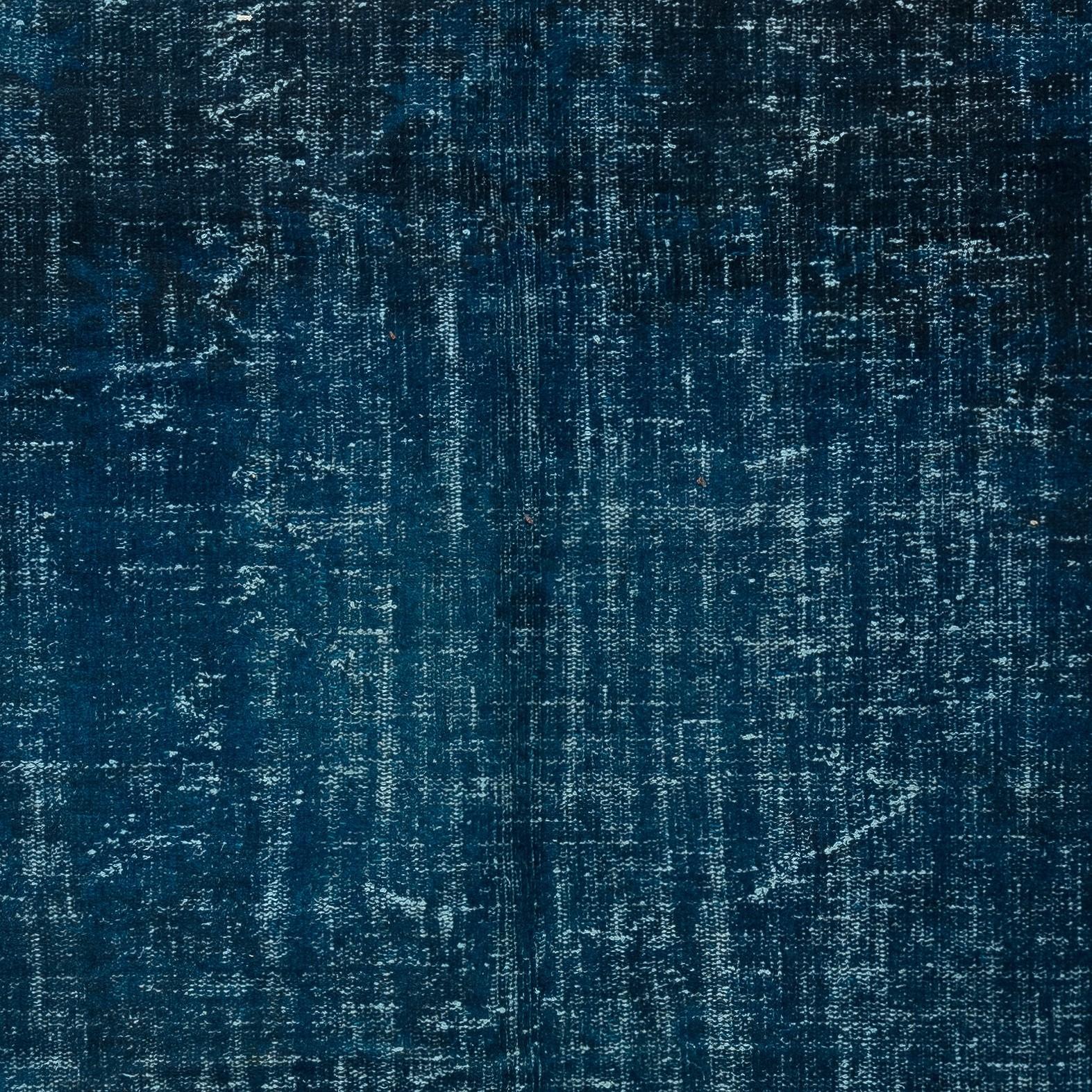 Moderner 6x9 Ft Teppich in massivem Marineblau, handgewebt und handgeknüpft in der Türkei im Zustand „Gut“ im Angebot in Spring Valley, NY