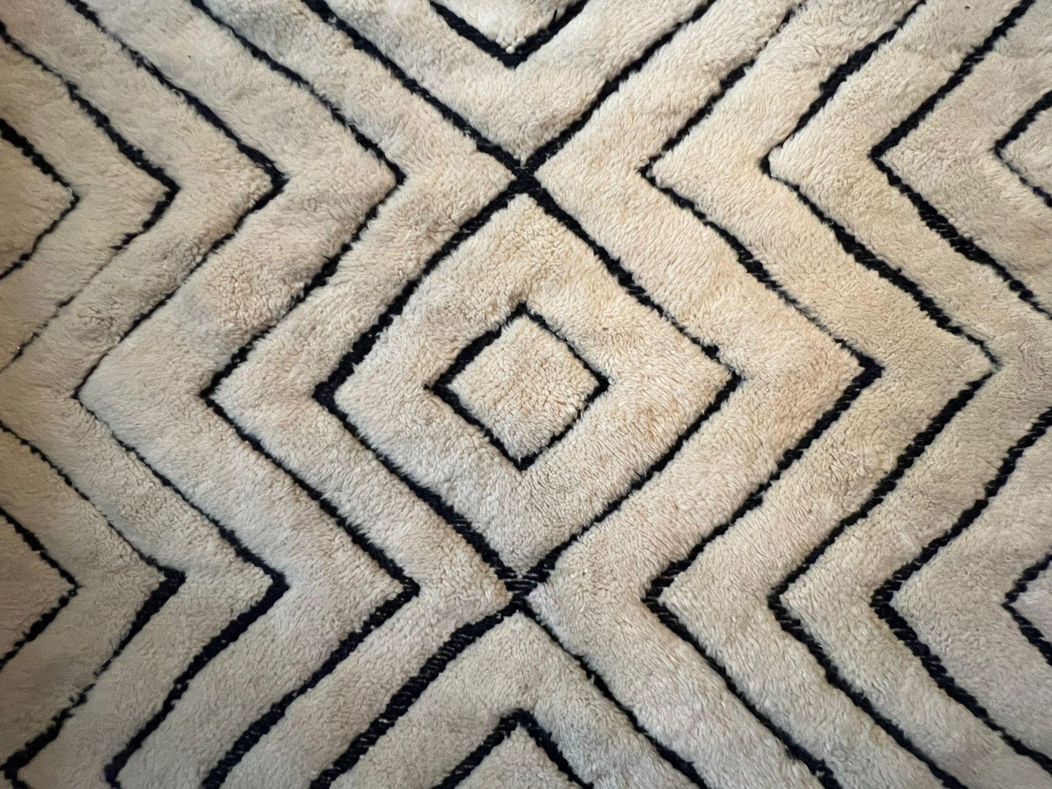 Hand-Knotted 6x9 ft Modern Handmade Moroccan Wool Tulu Rug in Beige, Custom Options Available For Sale