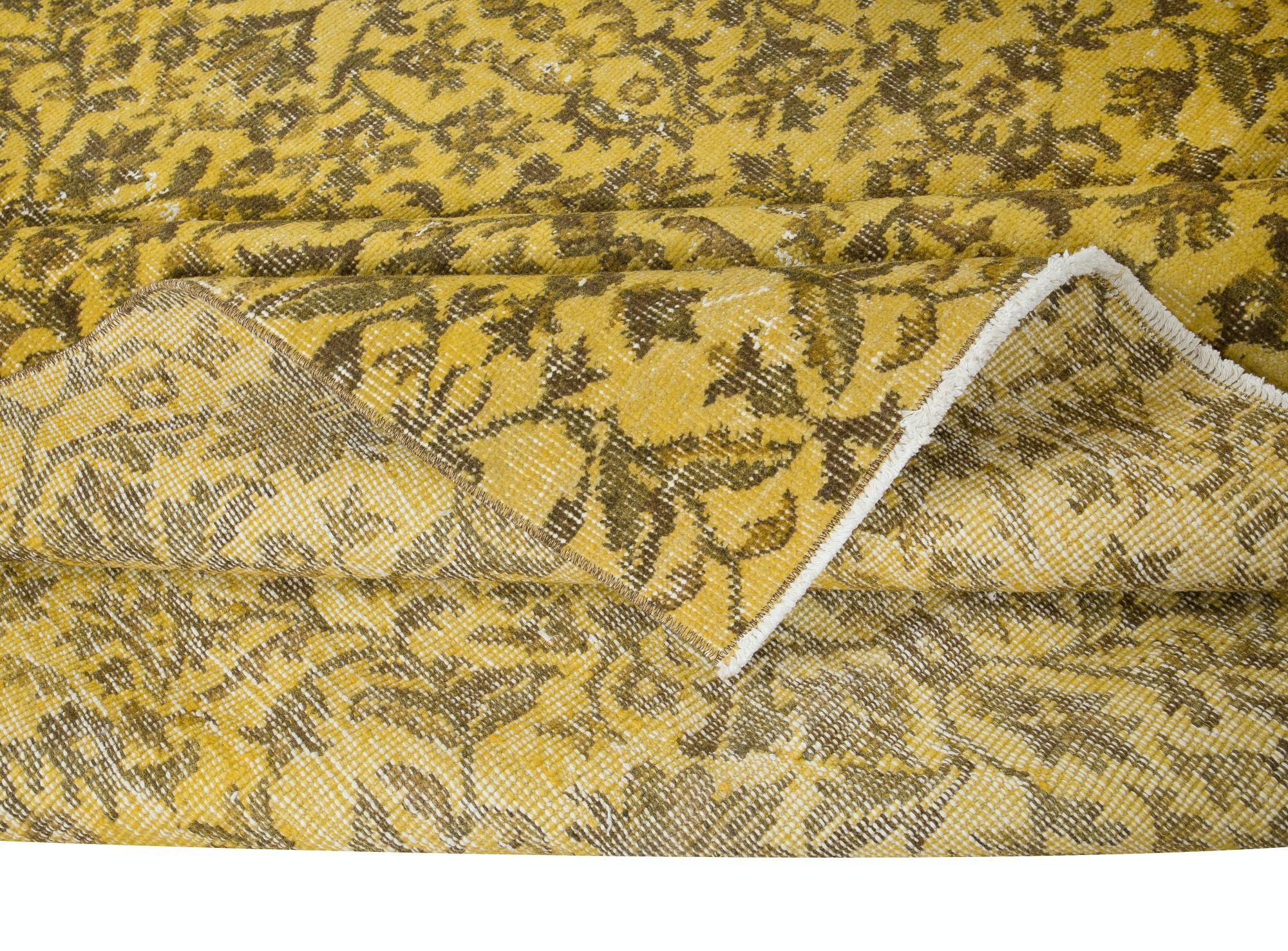 Turco Tappeto turco moderno fatto a mano 6x9 Ft con fiori marroni e sfondo giallo in vendita