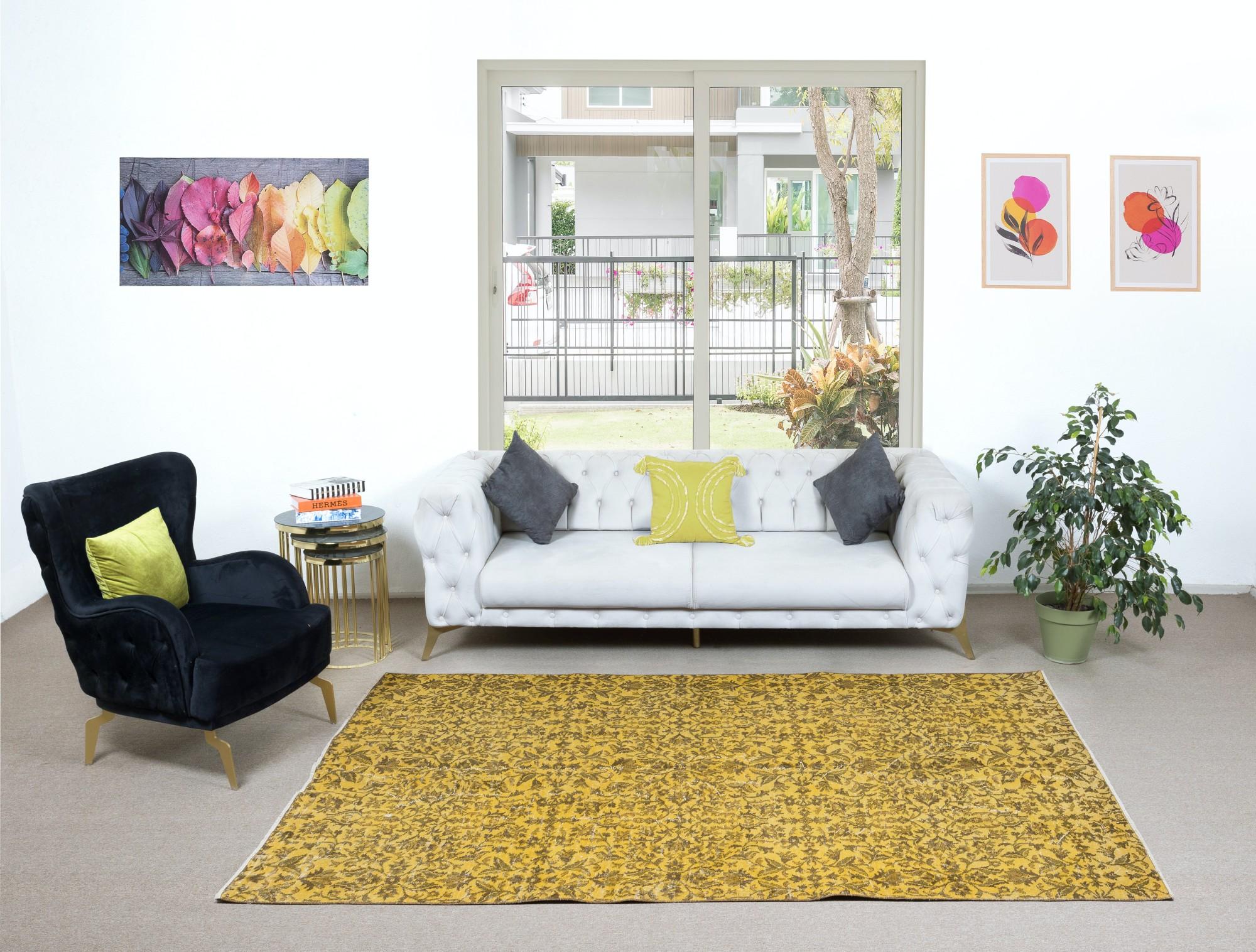 Annodato a mano Tappeto turco moderno fatto a mano 6x9 Ft con fiori marroni e sfondo giallo in vendita