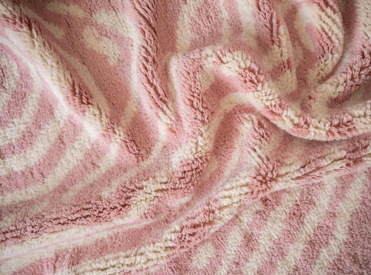 100% Lana natural hilada a mano de la mejor calidad. Tamaño: 6x9 pies

Estas preciosas alfombras anudadas a mano se fabrican desde cero en nuestro taller situado en Anatolia Central (Turquía), famoso por ser uno de los centros de fabricación de