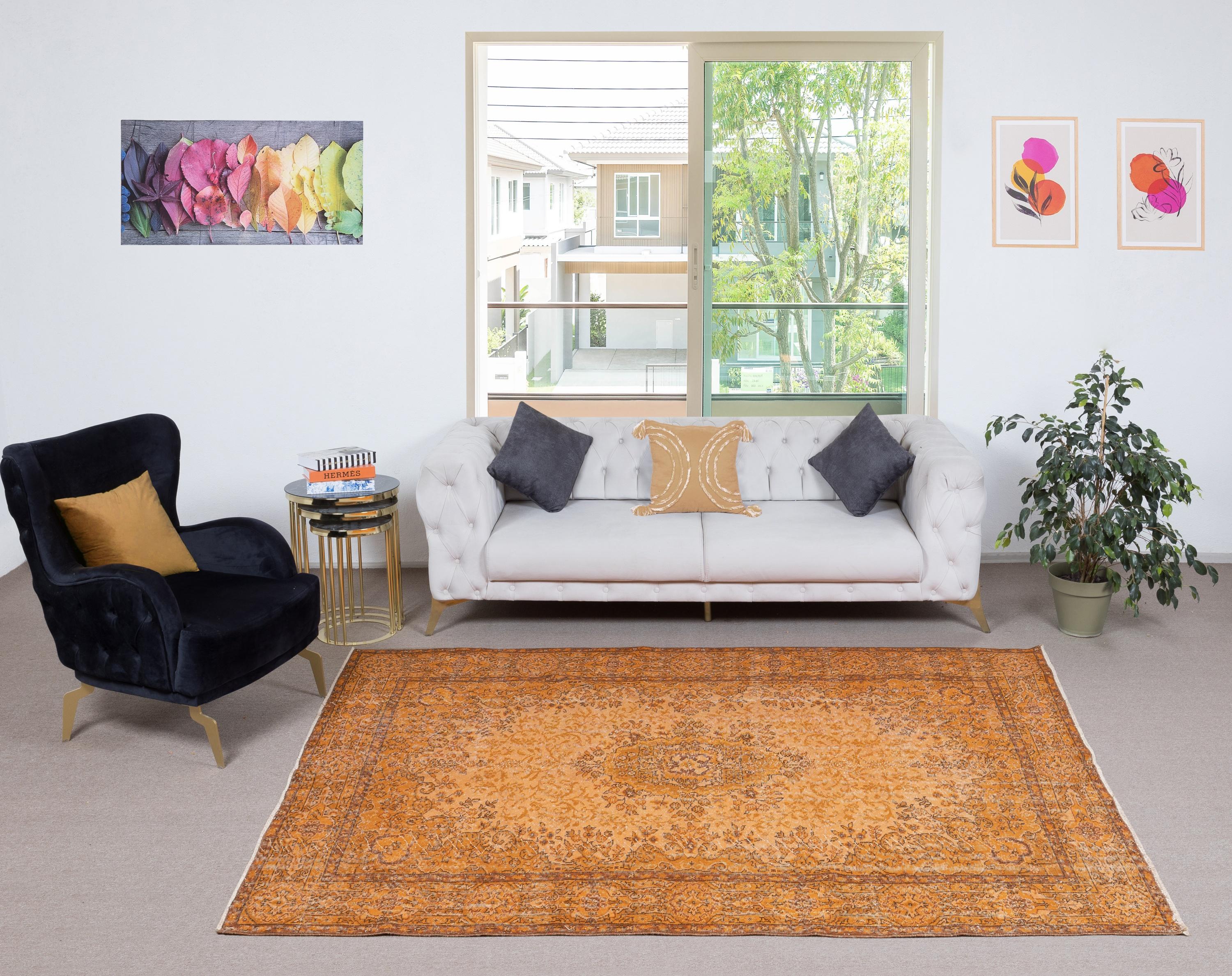 I nostri tappeti sovratinti sono tutti tappeti turchi vintage annodati a mano, accuratamente restaurati e reimmaginati nel nostro laboratorio per adattarsi a un'ampia gamma di stili di arredamento, da quello moderno e minimalista a quello costiero,