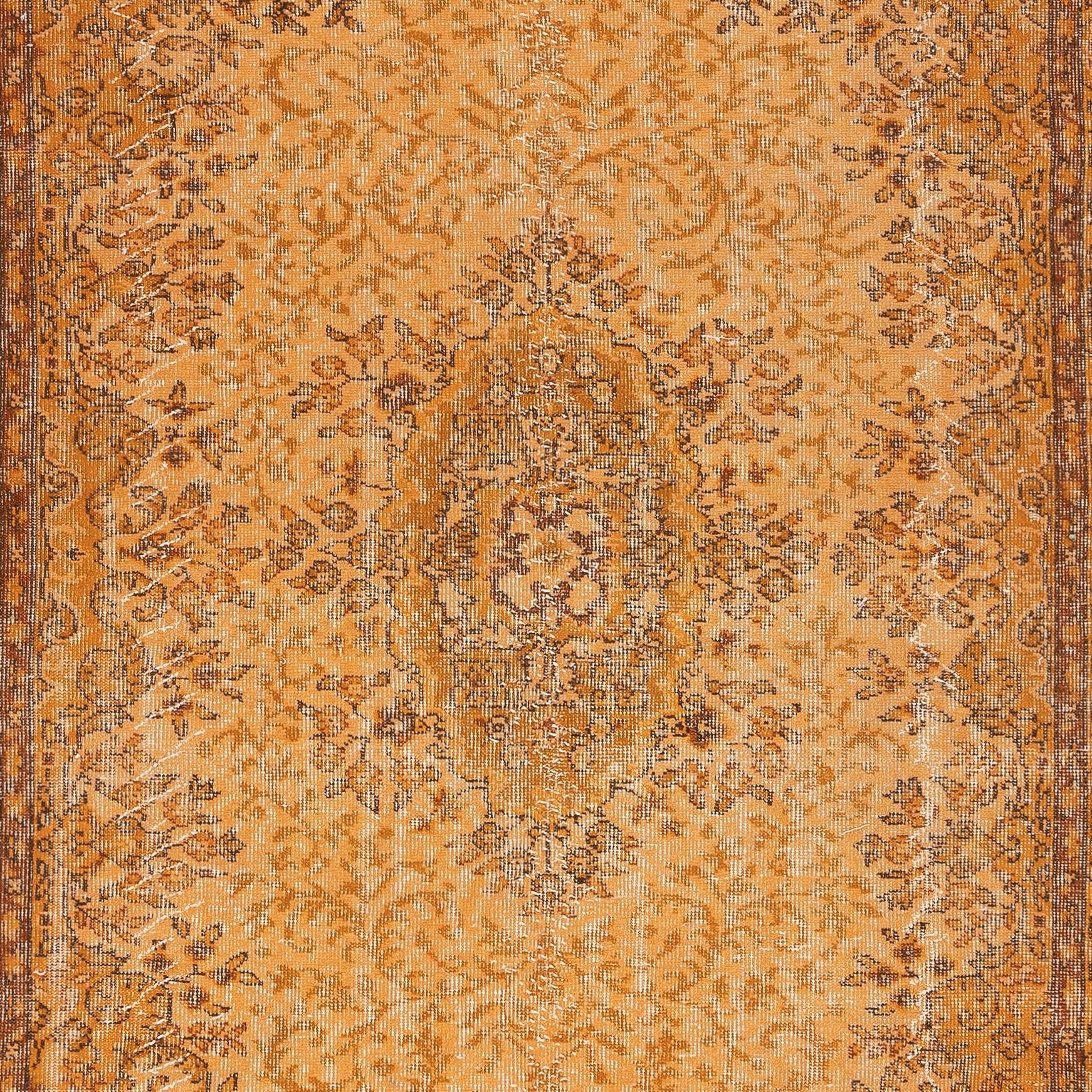 Turco Tappeto vintage per l'area turca fatto a mano 6x9 Ft tinto di arancione per interni moderni in vendita