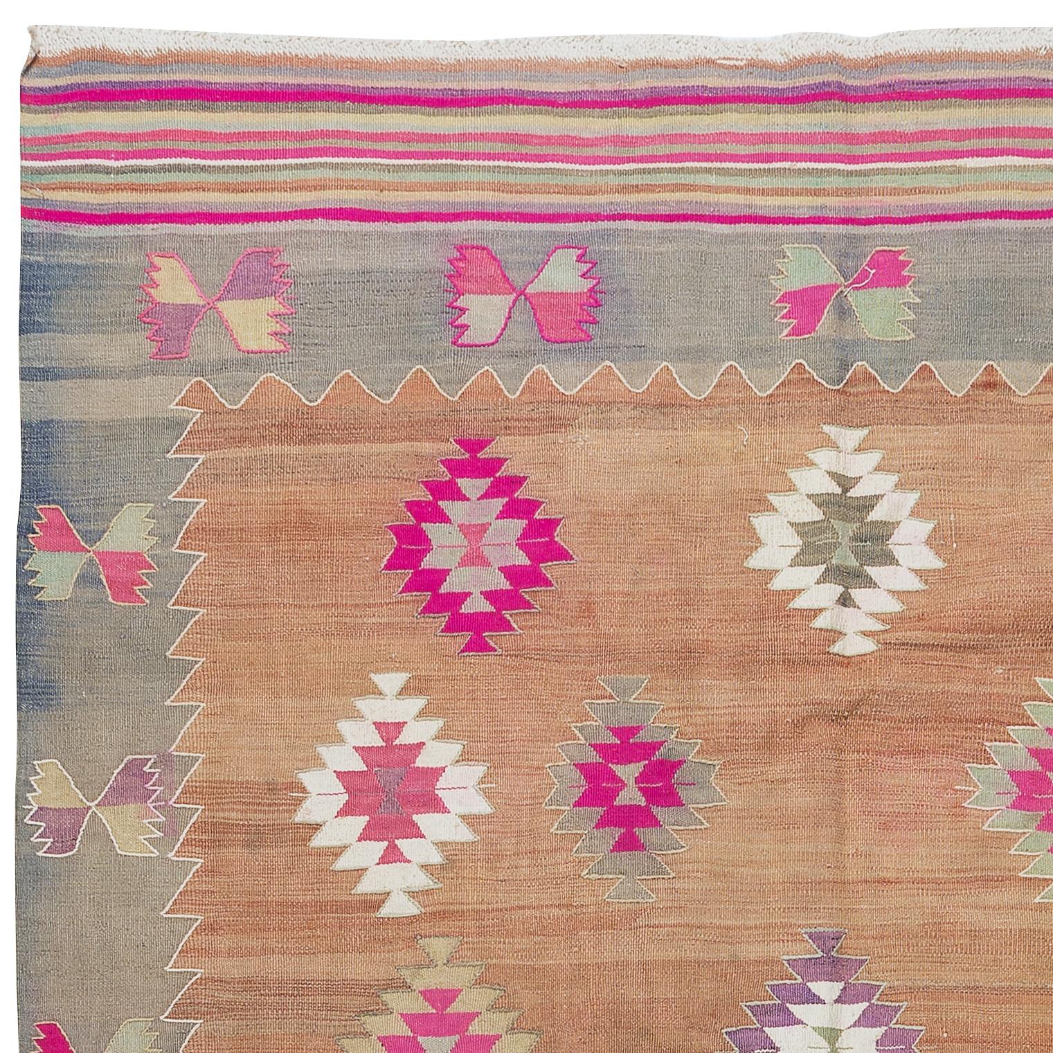6x9 Ft Vintage Handgefertigter türkischer Kelim-Teppich in verblasstem Rot mit geometrischem Design (Türkisch) im Angebot