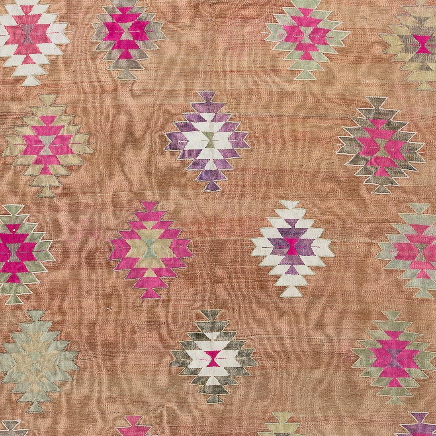 6x9 Ft Vintage Handgefertigter türkischer Kelim-Teppich in verblasstem Rot mit geometrischem Design (Handgewebt) im Angebot