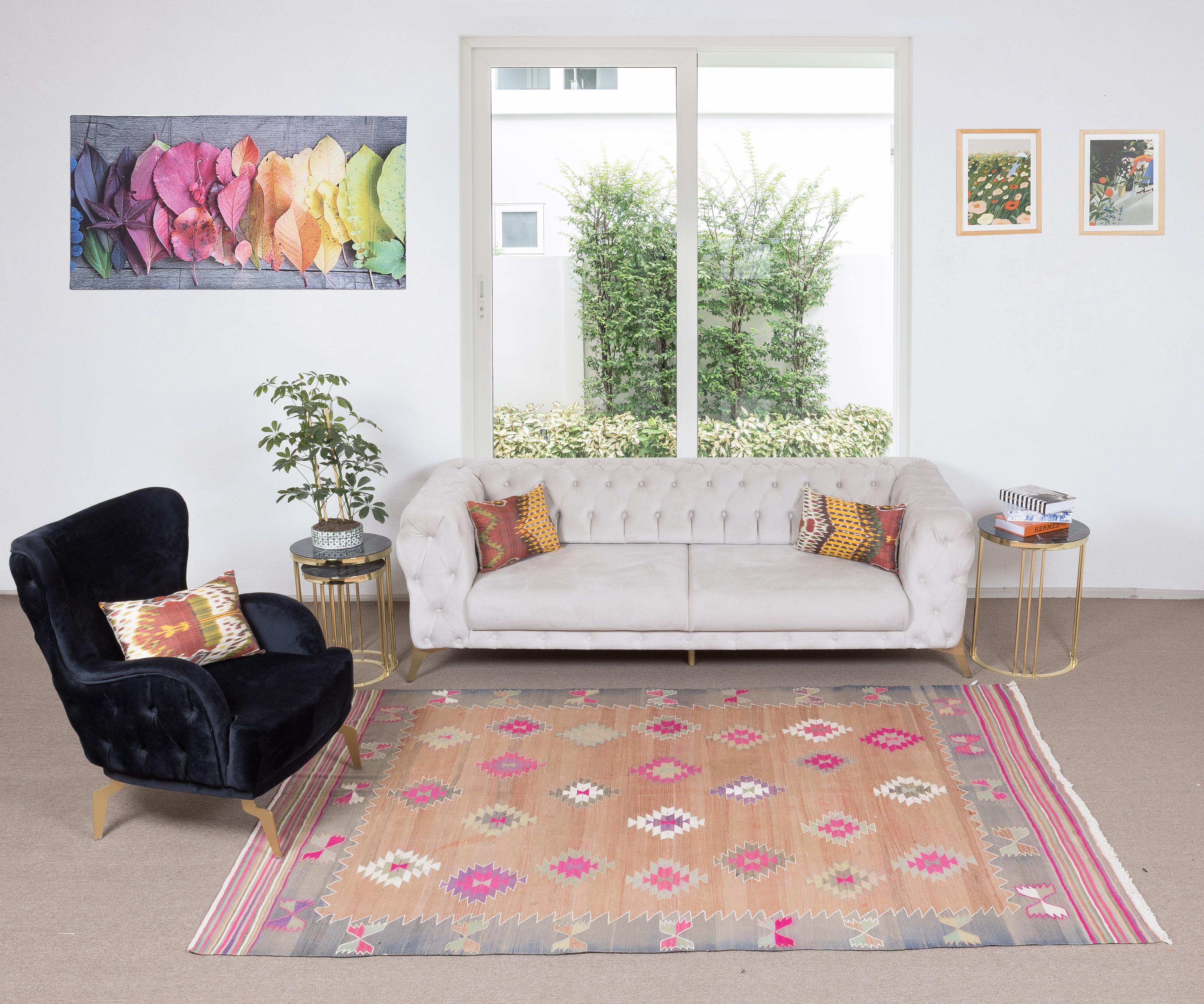 6x9 Ft Vintage Handgefertigter türkischer Kelim-Teppich in verblasstem Rot mit geometrischem Design im Zustand „Gut“ im Angebot in Spring Valley, NY