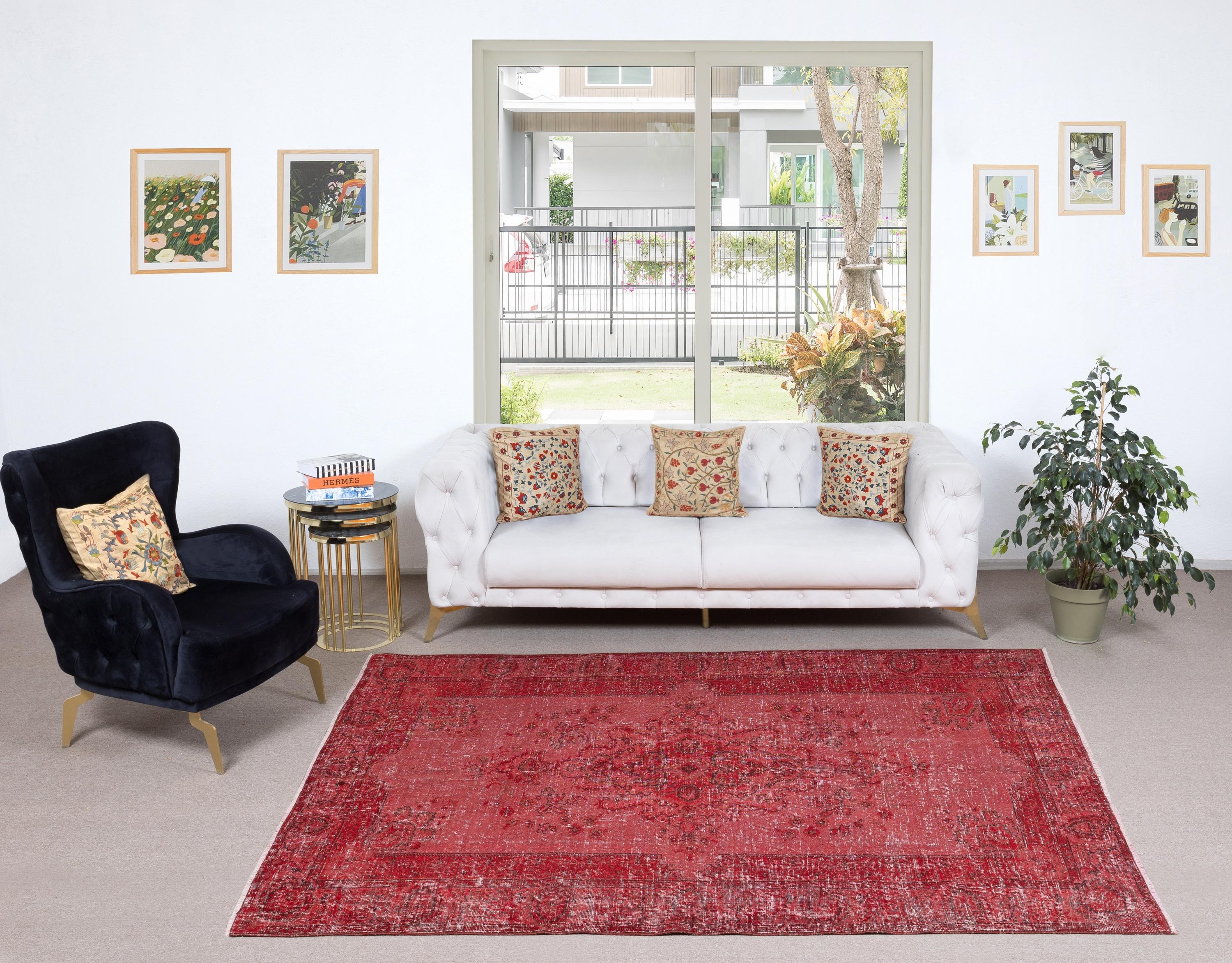 Unsere gefärbten Teppiche sind allesamt handgeknüpfte türkische Vintage-Teppiche, die in unserer Werkstatt sorgfältig restauriert und neu gestaltet wurden, damit sie zu einer breiten Palette von Einrichtungsstilen passen - von modern und