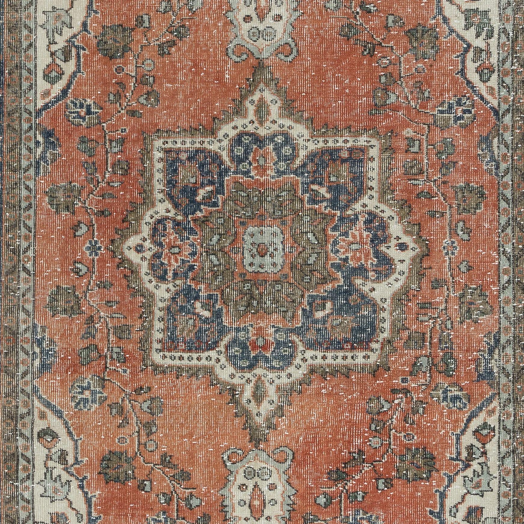 6x9 Ft Vintage Turkish Wool Tribal Rug, Handmade Village Carpet with Medallion (tapis de village fait à la main avec médaillon) Bon état - En vente à Philadelphia, PA