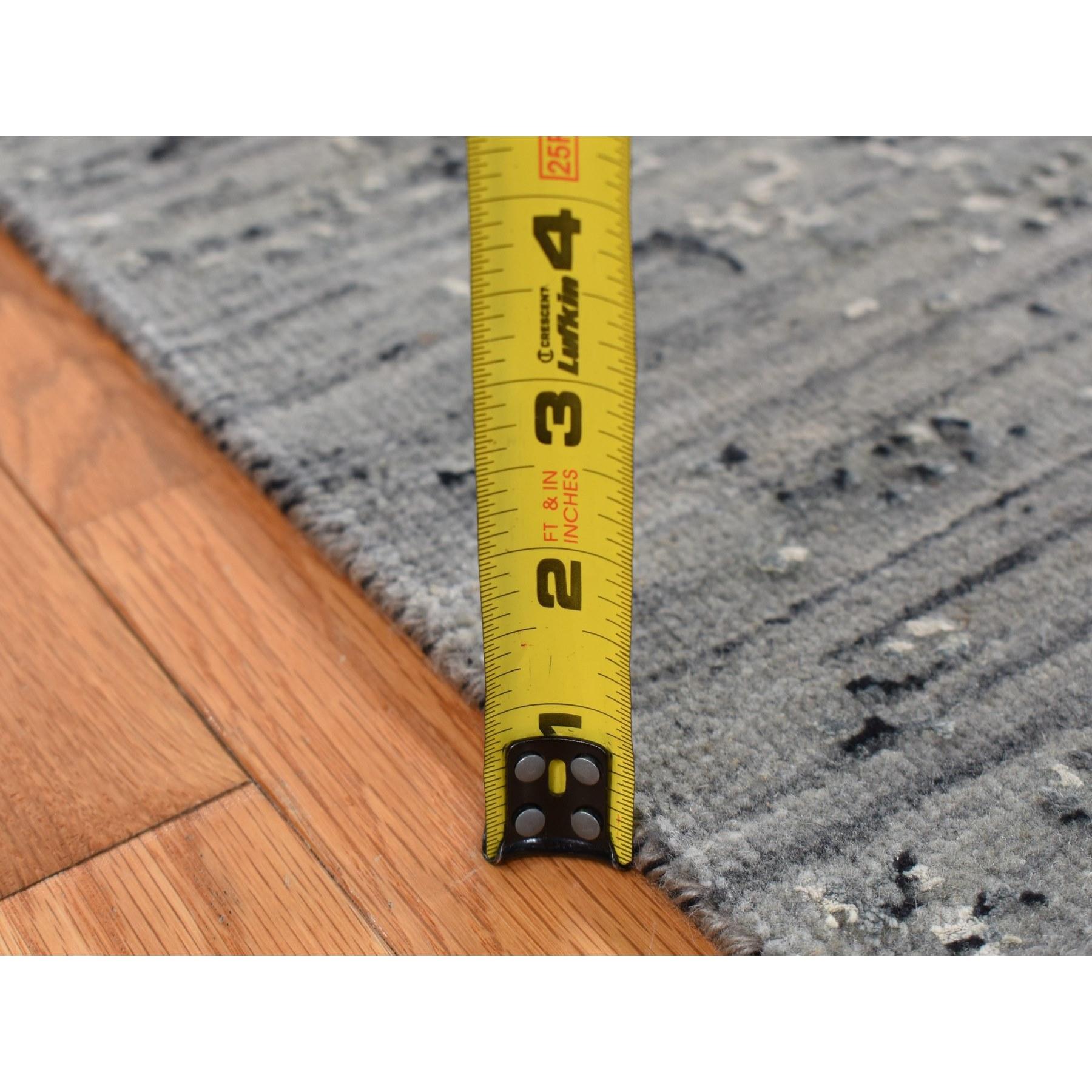 6'x9' Grau, Broken Persisch Erased Design, Seide mit Wolle Handgeknüpfter Teppich im Angebot 4