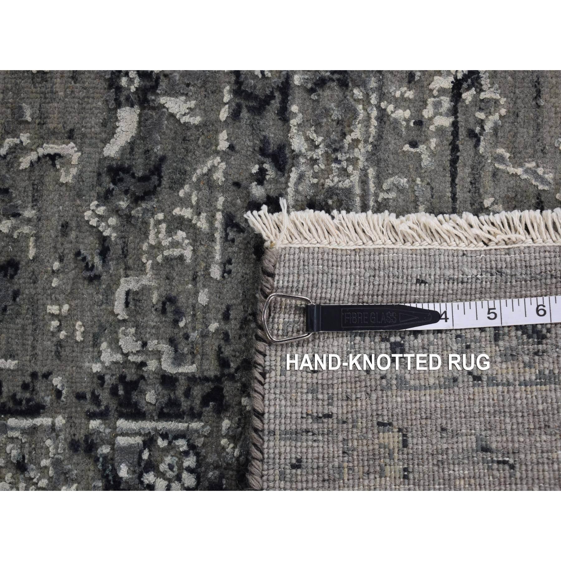 6'x9' Grau, Broken Persisch Erased Design, Seide mit Wolle Handgeknüpfter Teppich im Angebot 5