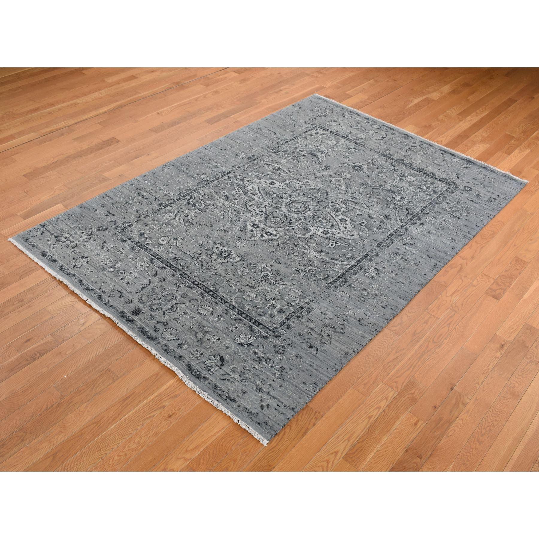6'x9' Grau, Broken Persisch Erased Design, Seide mit Wolle Handgeknüpfter Teppich (Mittelalterlich) im Angebot