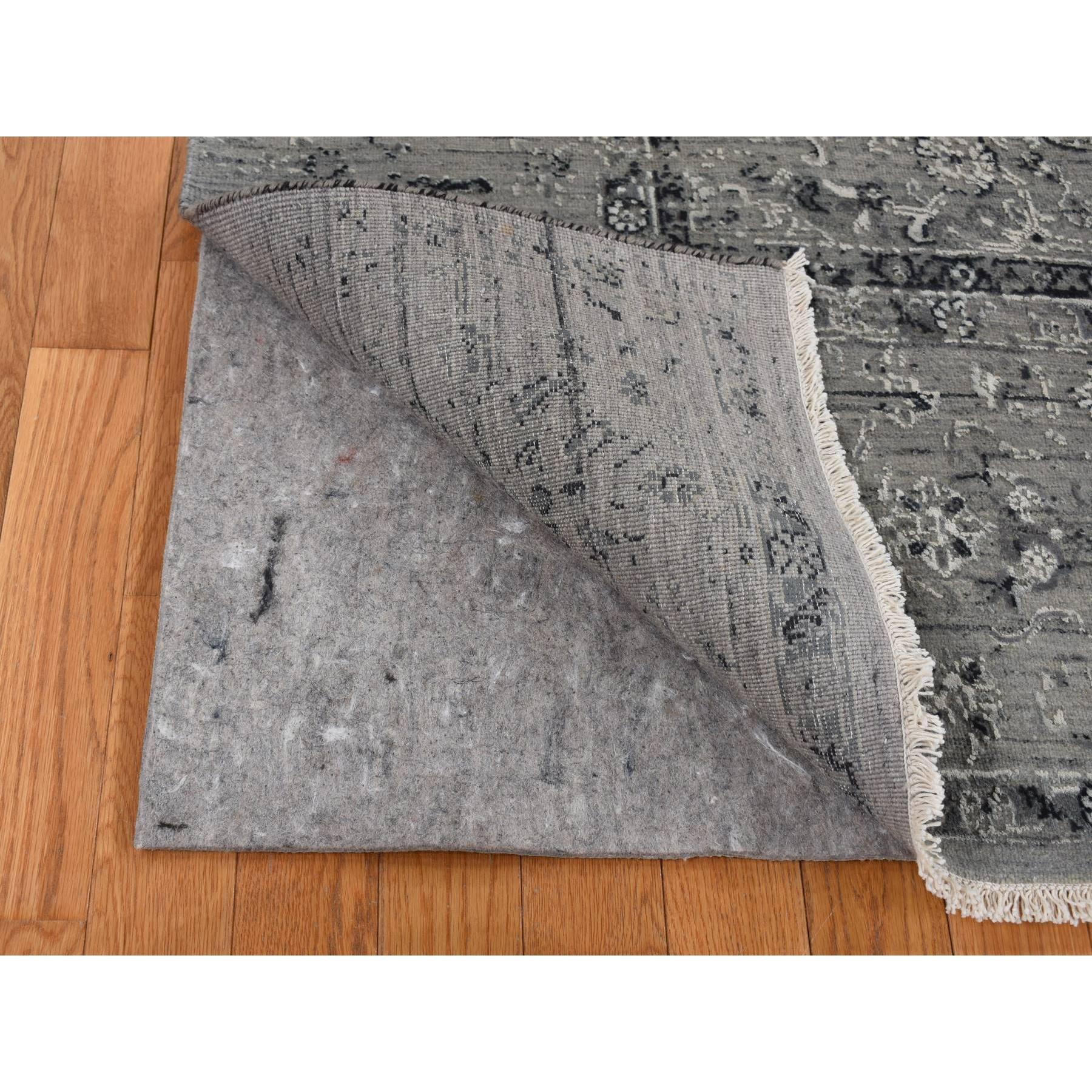 6'x9' Grau, Broken Persisch Erased Design, Seide mit Wolle Handgeknüpfter Teppich (Indisch) im Angebot
