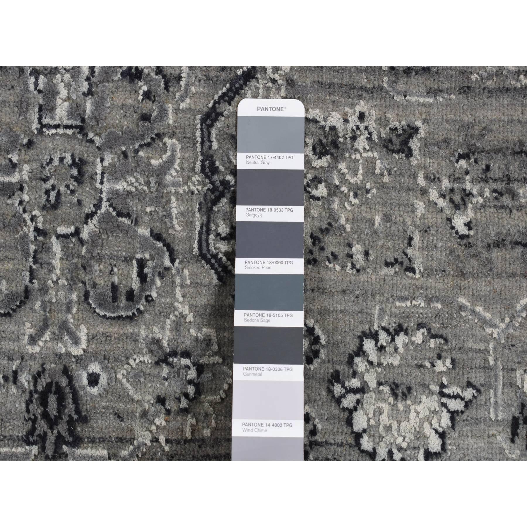 6'x9' Grau, Broken Persisch Erased Design, Seide mit Wolle Handgeknüpfter Teppich im Angebot 1