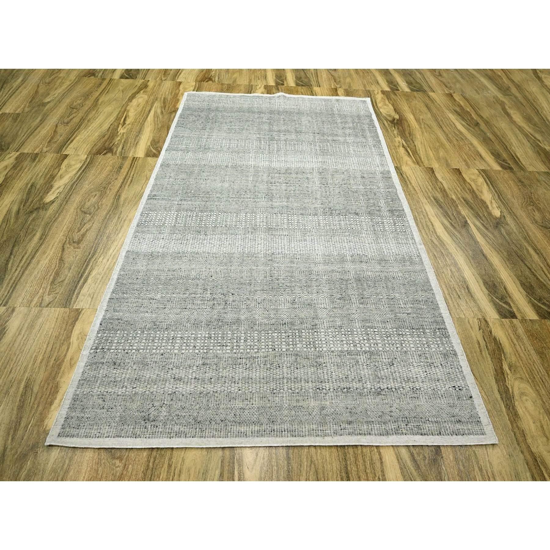 Tappeto orientale grigio spagnolo, con disegno di erba ossidata e invecchiata e orditi a vista, annodato a mano, 100% lana.
Materiali primari: Lana
Lattice: No Pile 
altezza: 0,25 pollici
Stile: Contemporaneo
Colore primario: Grigio
Colori