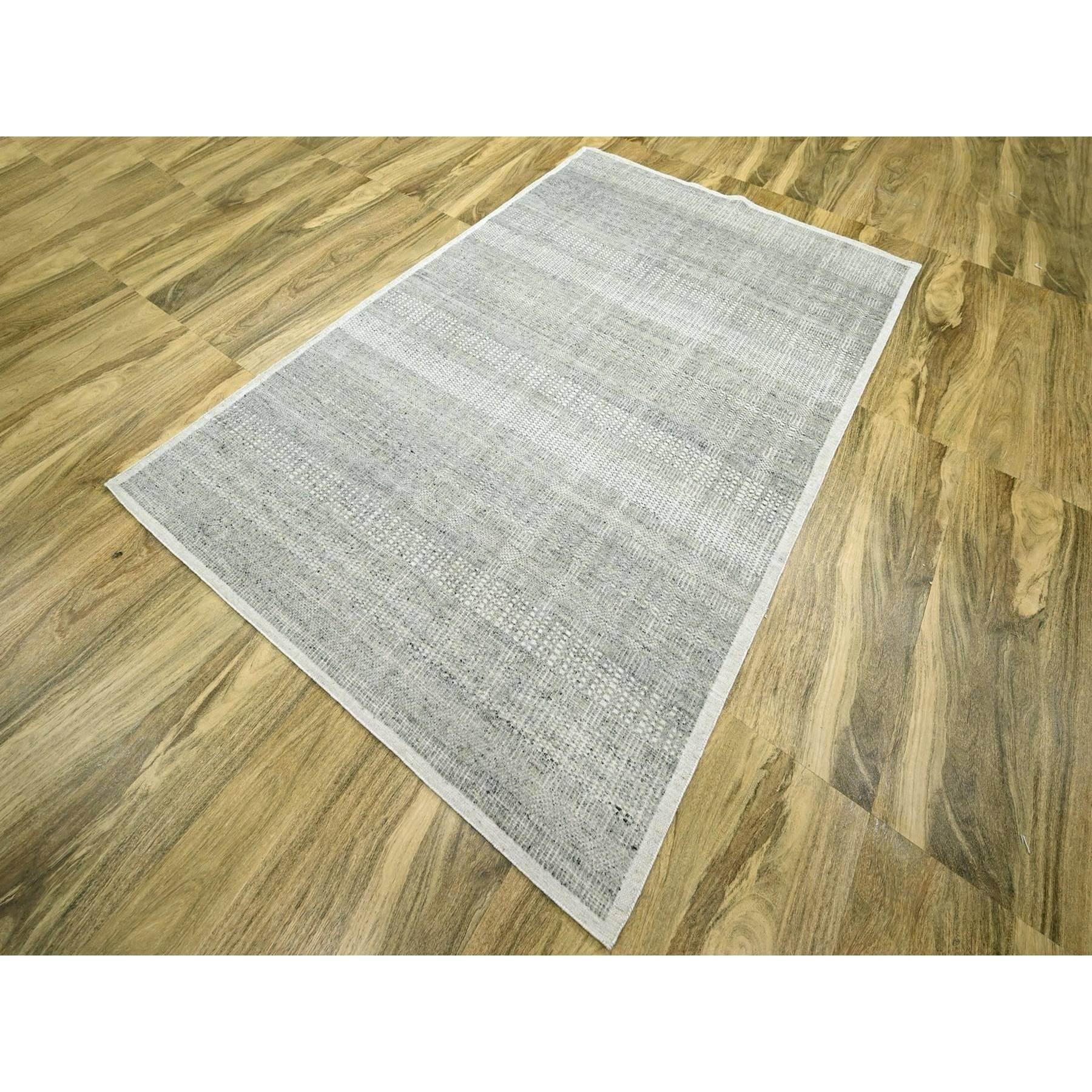 Moderno 6'x9' Tappeto grigio ossidato e con disegno di erba invecchiata annodato a mano in pura lana in vendita