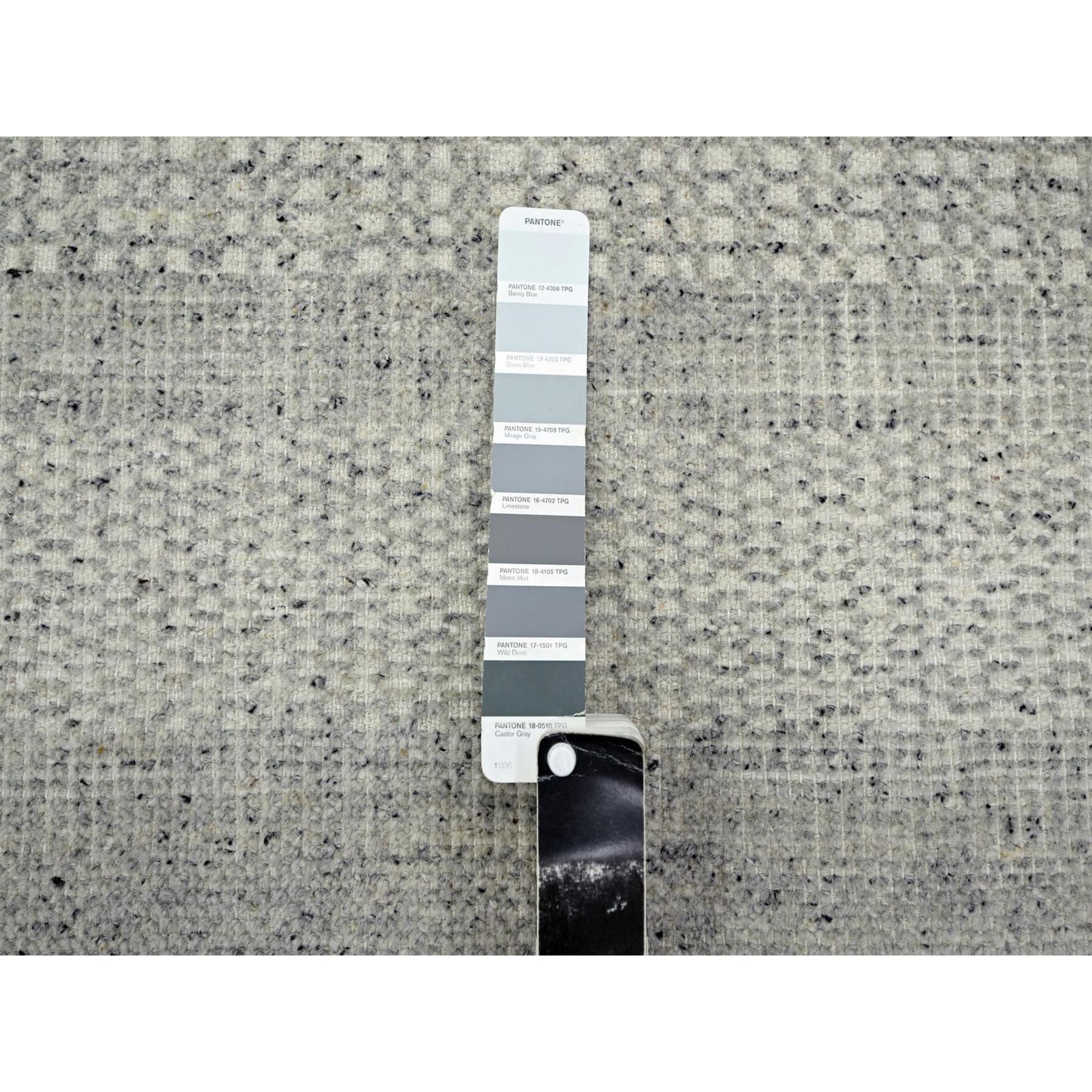 XXI secolo e contemporaneo 6'x9' Tappeto grigio ossidato e con disegno di erba invecchiata annodato a mano in pura lana in vendita