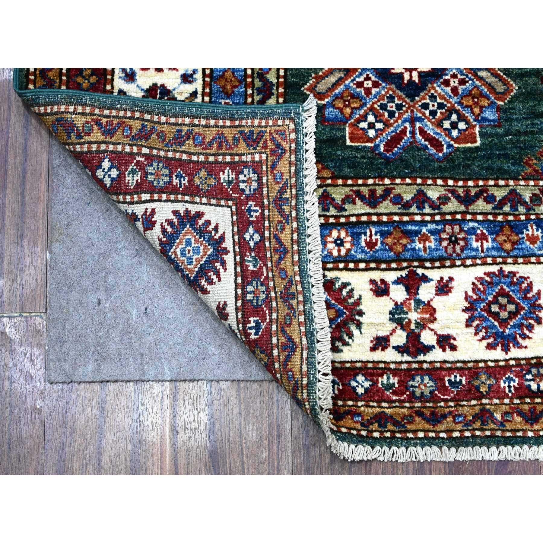 Il s'agit d'un véritable tapis d'Orient Afghan Super Kazak, noué à la main, en pure laine. Il a été noué pendant des mois et des mois selon des techniques de tissage séculaires par des artisans experts.
Matières premières : Laine
Latex : Pas de