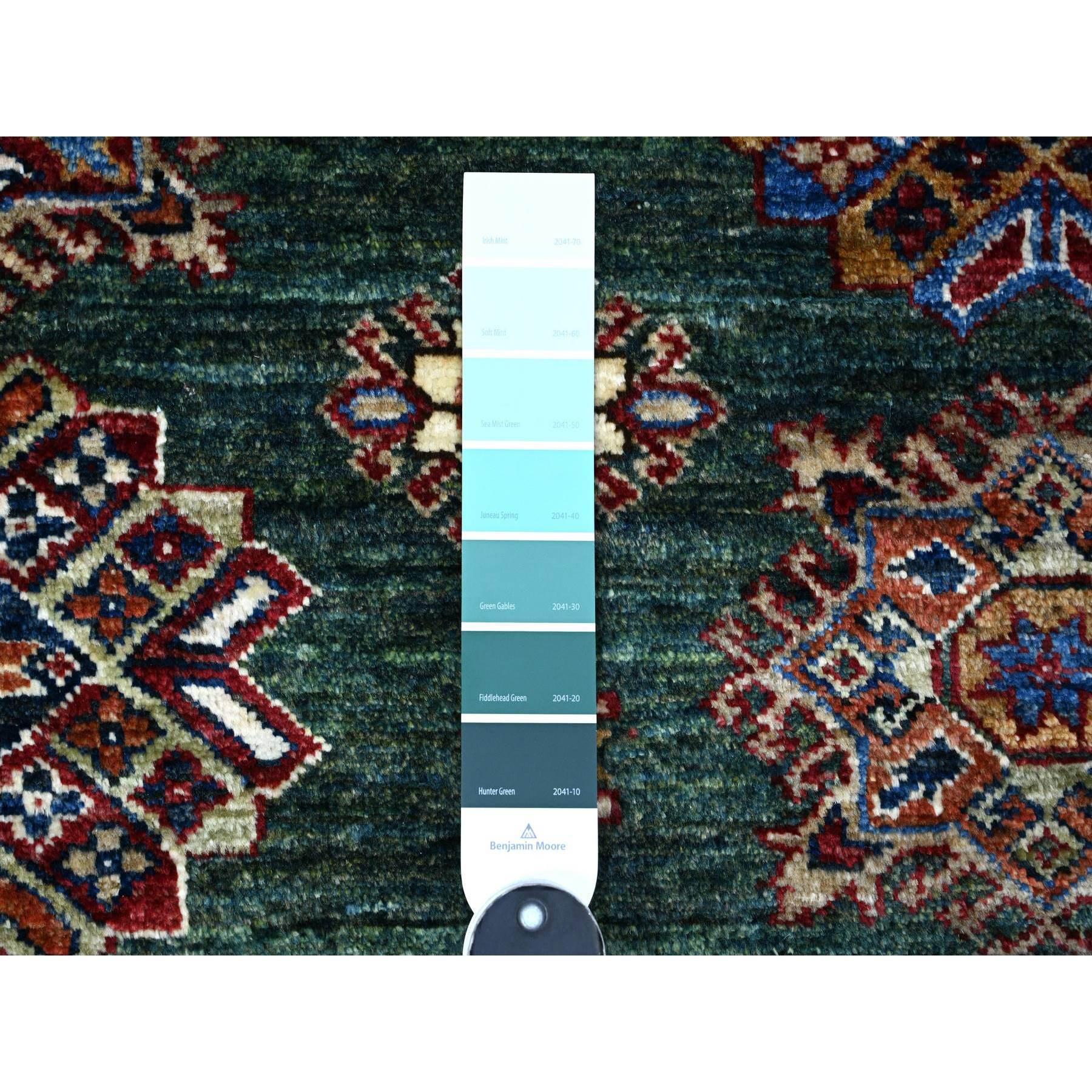 Kazakh 6'x9' Tapis d'Orient Super Kazak Tribal Medallions en laine, noué à la main, vert en vente