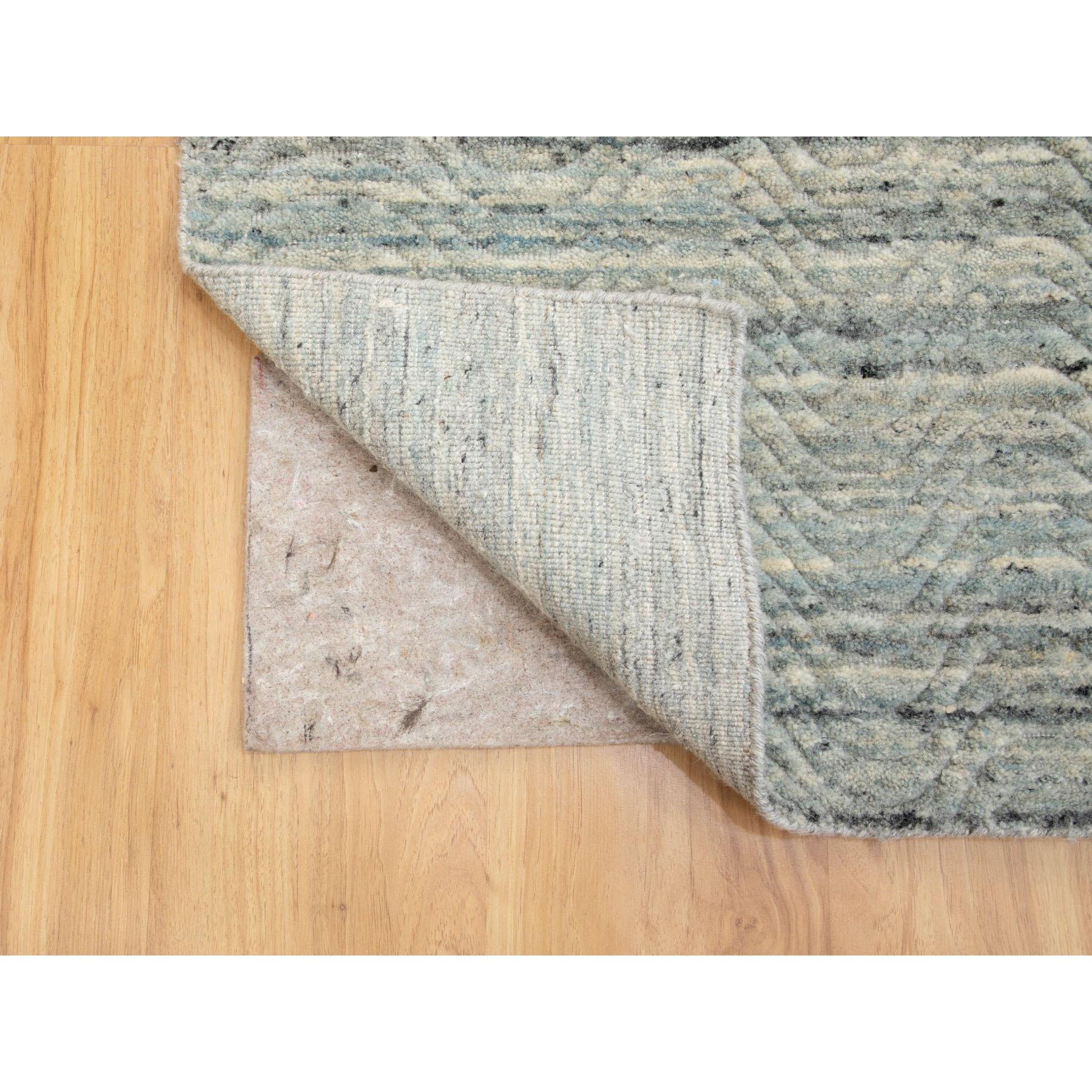 6'x9' Green Variegated Text Design Hand Loomed Pure Wool Modern Oriental Rug In New Condition For Sale In Carlstadt, NJ