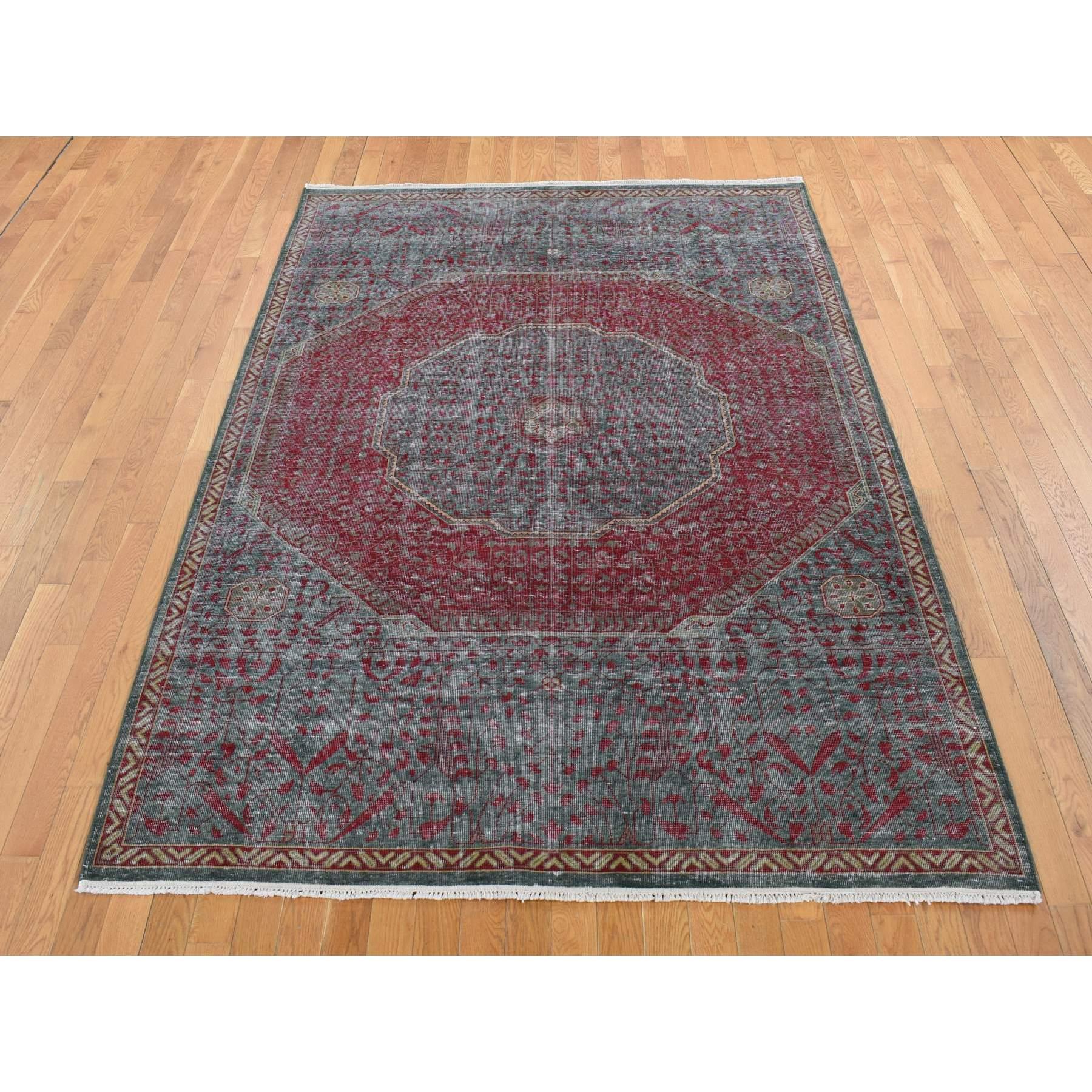 Vert Feldgrau, Mamluke d'aspect vintage, Zero Pile, Shaved Low, Laine usée, Noué à la main, Tapis d'Orient<br /><br />Matériaux primaires : LaineLatex : NonHauteur des poils : 0.25 poucesStyle : TransitionnelCouleur principale : VertCouleurs