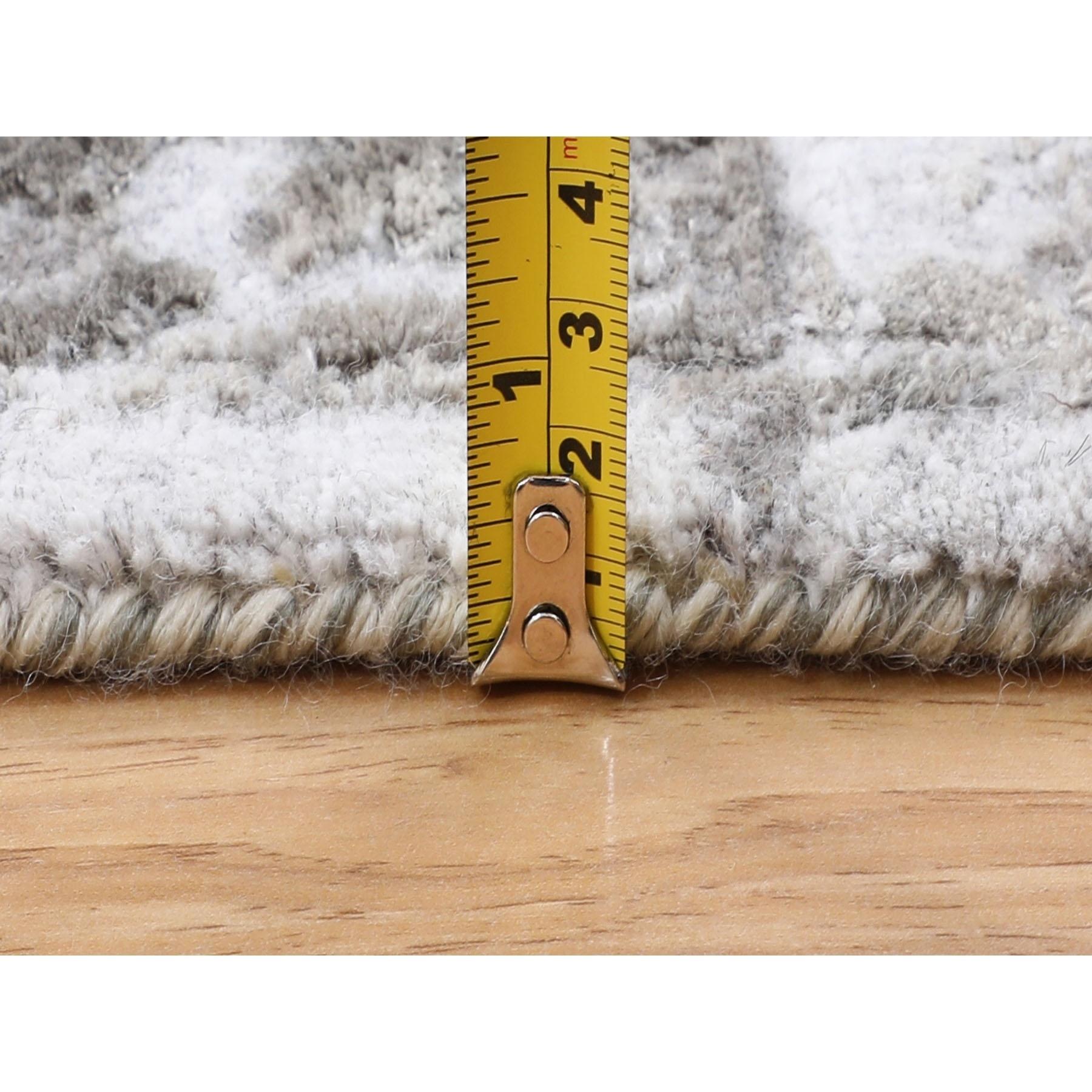 6'x9' Grauer handgeknüpfter orientalischer Teppich aus Wolle und reiner Seide in Broken-Persischem Design im Angebot 4
