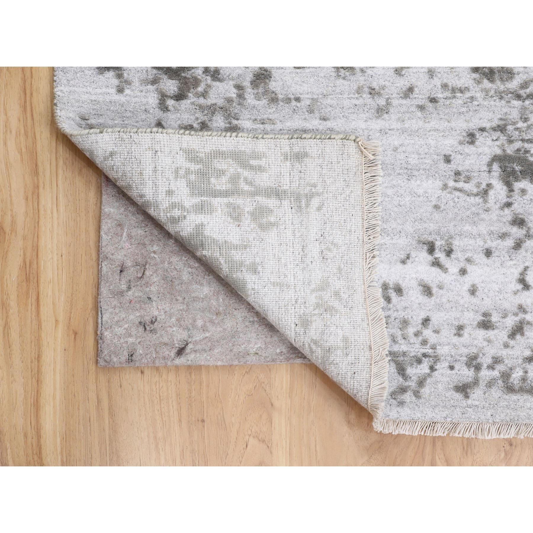 6'x9' Grauer handgeknüpfter orientalischer Teppich aus Wolle und reiner Seide in Broken-Persischem Design (Handgeknüpft) im Angebot