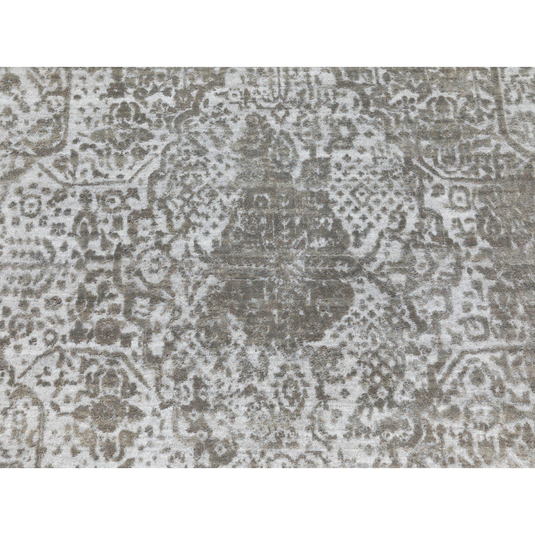 6'x9' Grey Broken Persian Design Wool And Silk Hand Knotted Oriental Rug im Angebot 2