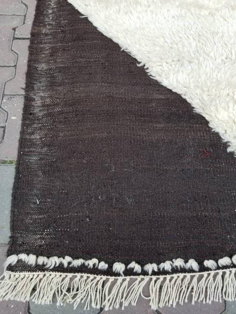 Ein zeitgenössischer handgeknüpfter Tulu-Teppich aus feiner handgesponnener und handgefärbter Lammwolle. 
Es ist teilweise handgeknüpft (mit Flor) und teilweise flach gewebt (ohne Flor), wie man sieht. 

Der Teppich ist wie abgebildet erhältlich