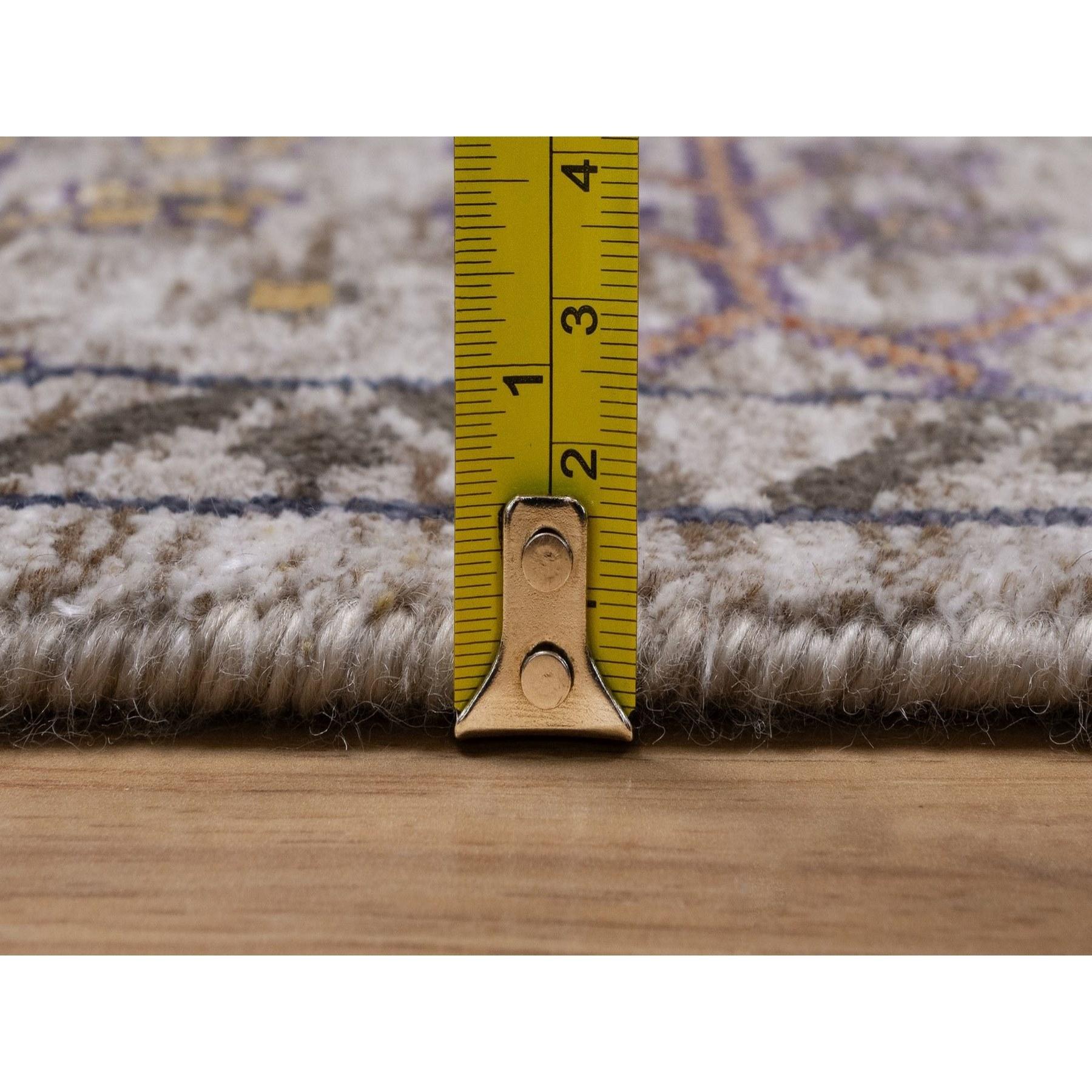 6'x9' Ivory-Brown Vase Design Silk and Textured Wool Hand Knotted Rug en venta 3