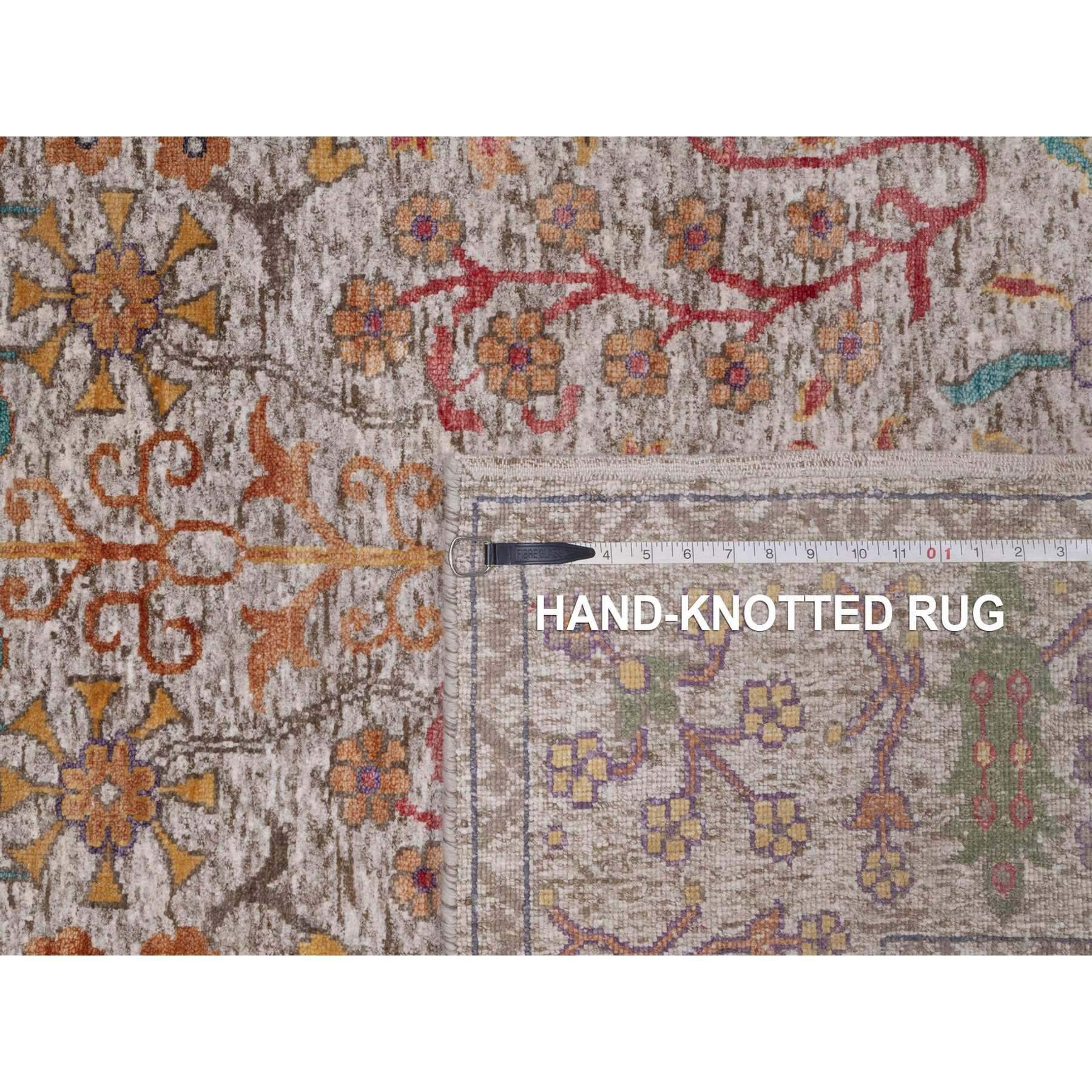 6'x9' Ivory-Brown Vase Design Silk and Textured Wool Hand Knotted Rug en venta 4