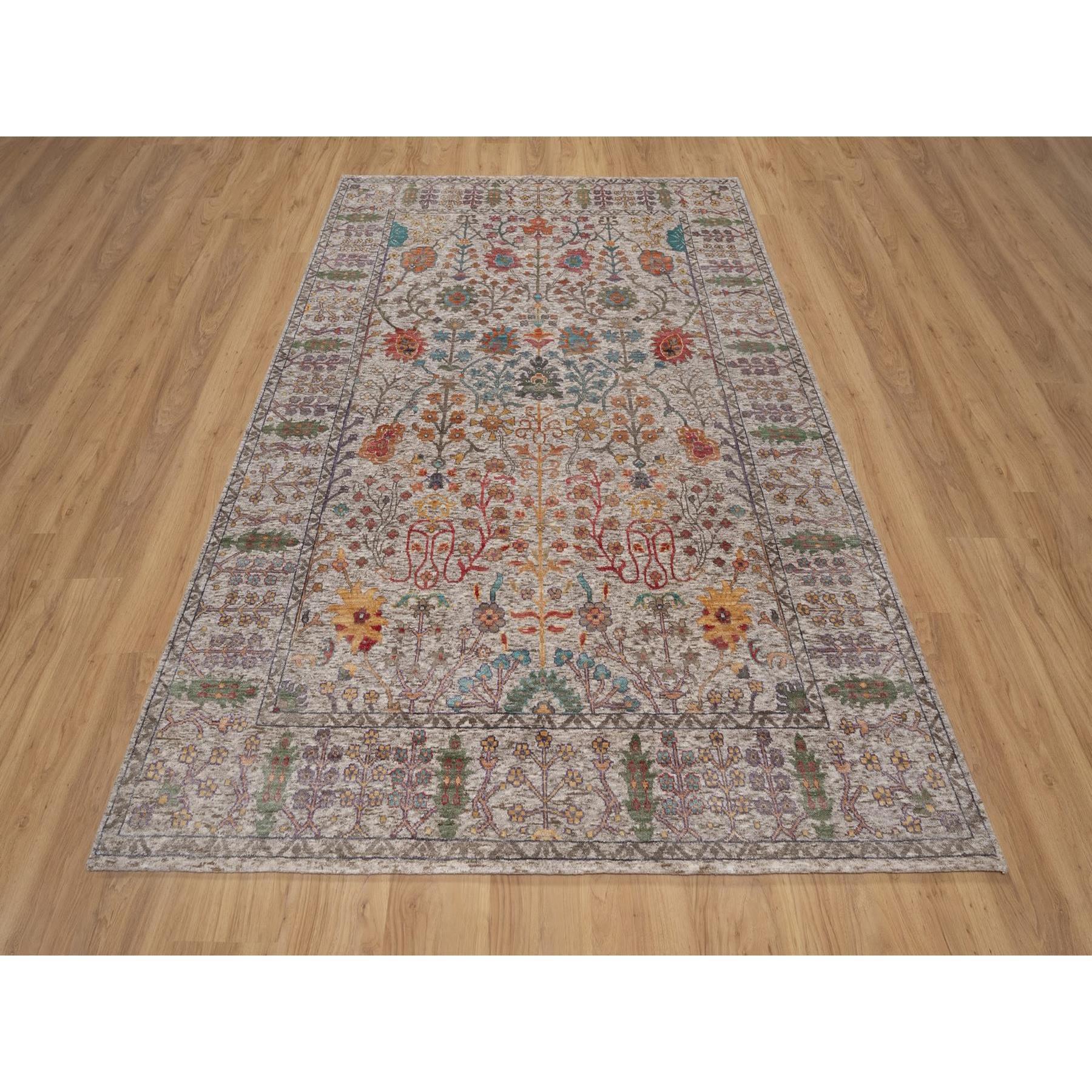 Alabastro Blanco con Marrón, Diseño Direccional de Jarrón, Anudada a Mano, Seda con Lana Texturizada, Alfombra Oriental
Materiales primarios: Lana y seda
Látex: Sin pelo 
altura: 0,25 Pulgadas
Estilo: Transicional
Color principal: Marfil
Colores