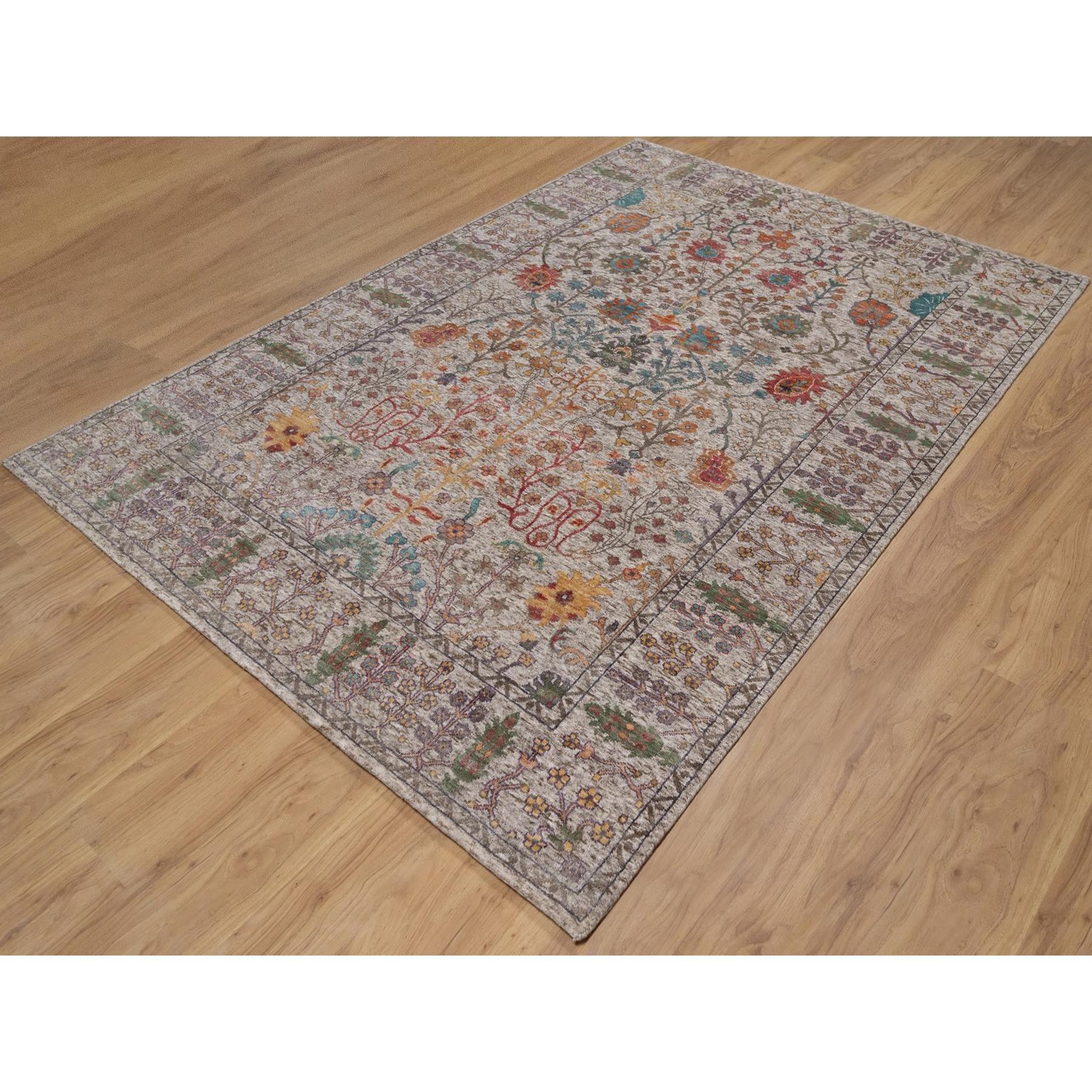 6'x9' Ivory-Brown Vase Design Silk and Textured Wool Hand Knotted Rug Indio en venta