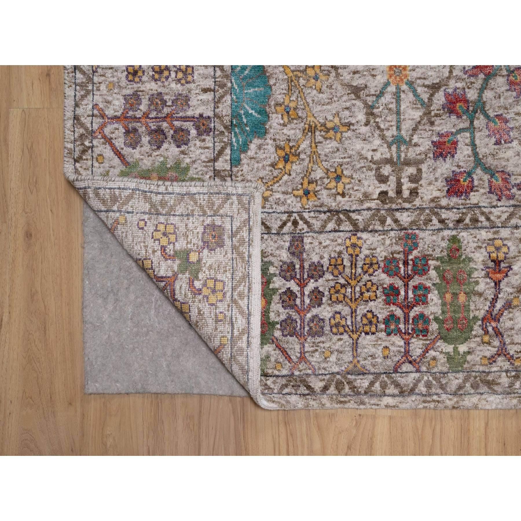 6'x9' Ivory-Brown Vase Design Silk and Textured Wool Hand Knotted Rug Anudado a mano en venta