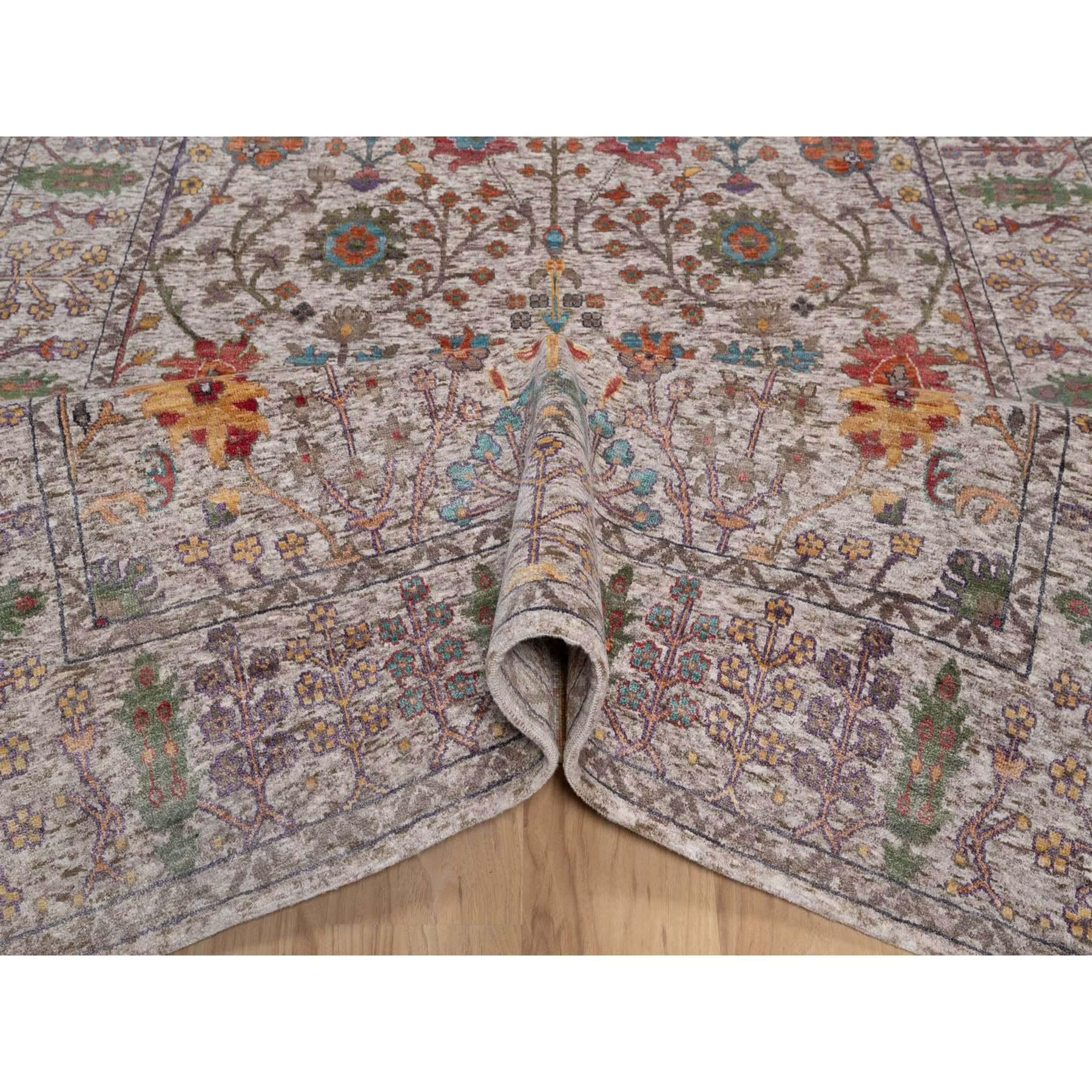 6'x9' Ivory-Brown Vase Design Silk and Textured Wool Hand Knotted Rug en Nuevo estado para la venta en Carlstadt, NJ