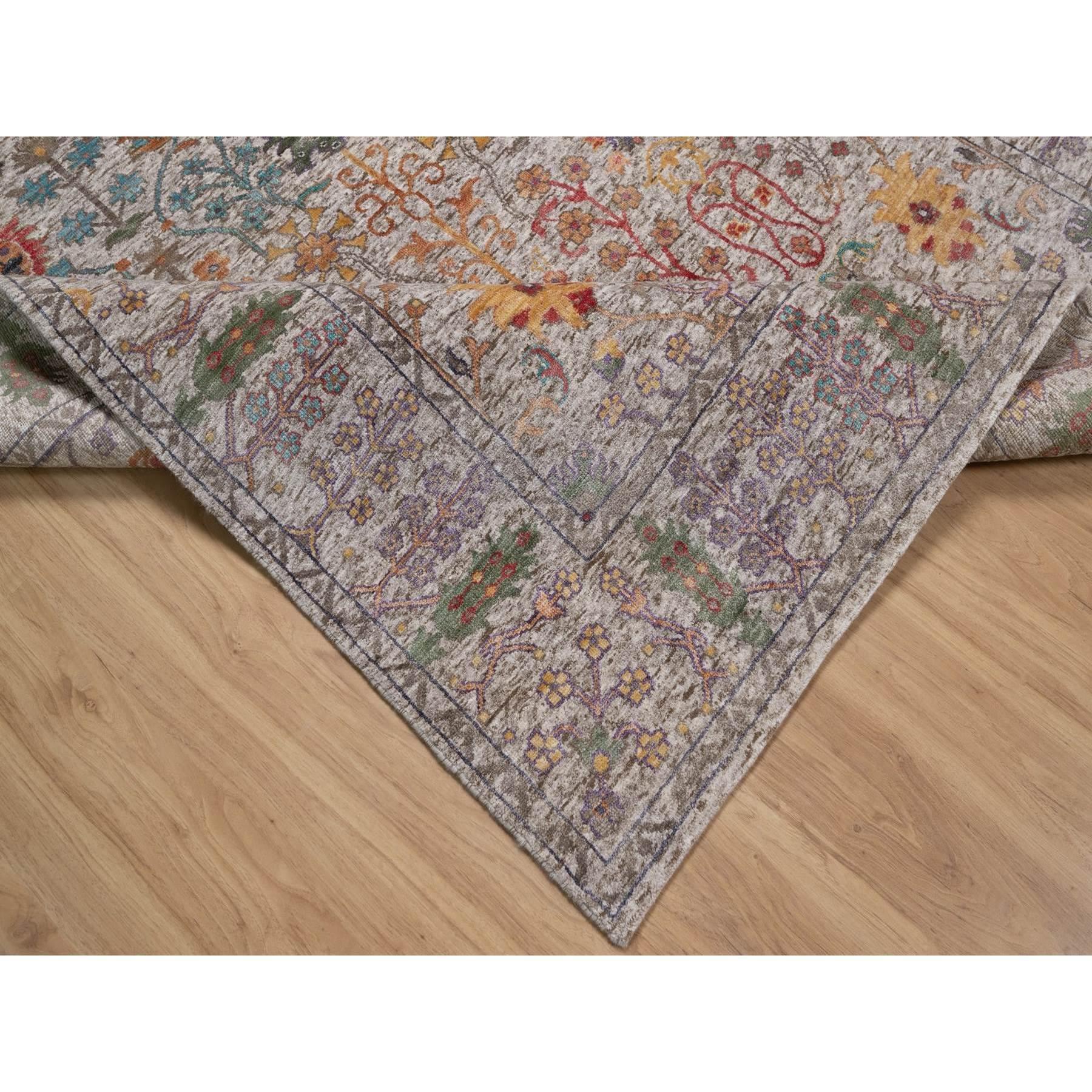 6'x9' Ivory-Brown Vase Design Silk and Textured Wool Hand Knotted Rug Siglo XXI y contemporáneo en venta