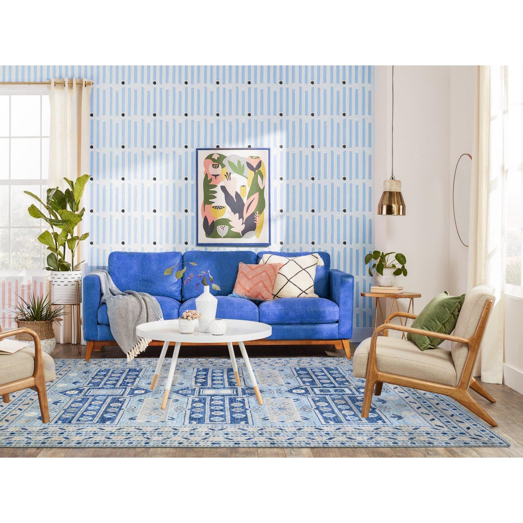 Se trata de una auténtica alfombra oriental de lana azul claro, suave y brillante, teñida con tintes vegetales, anudada a mano e inspirada en los pueblos de Anatolia, con diseño de grandes elementos. Se ha anudado durante meses y meses en la