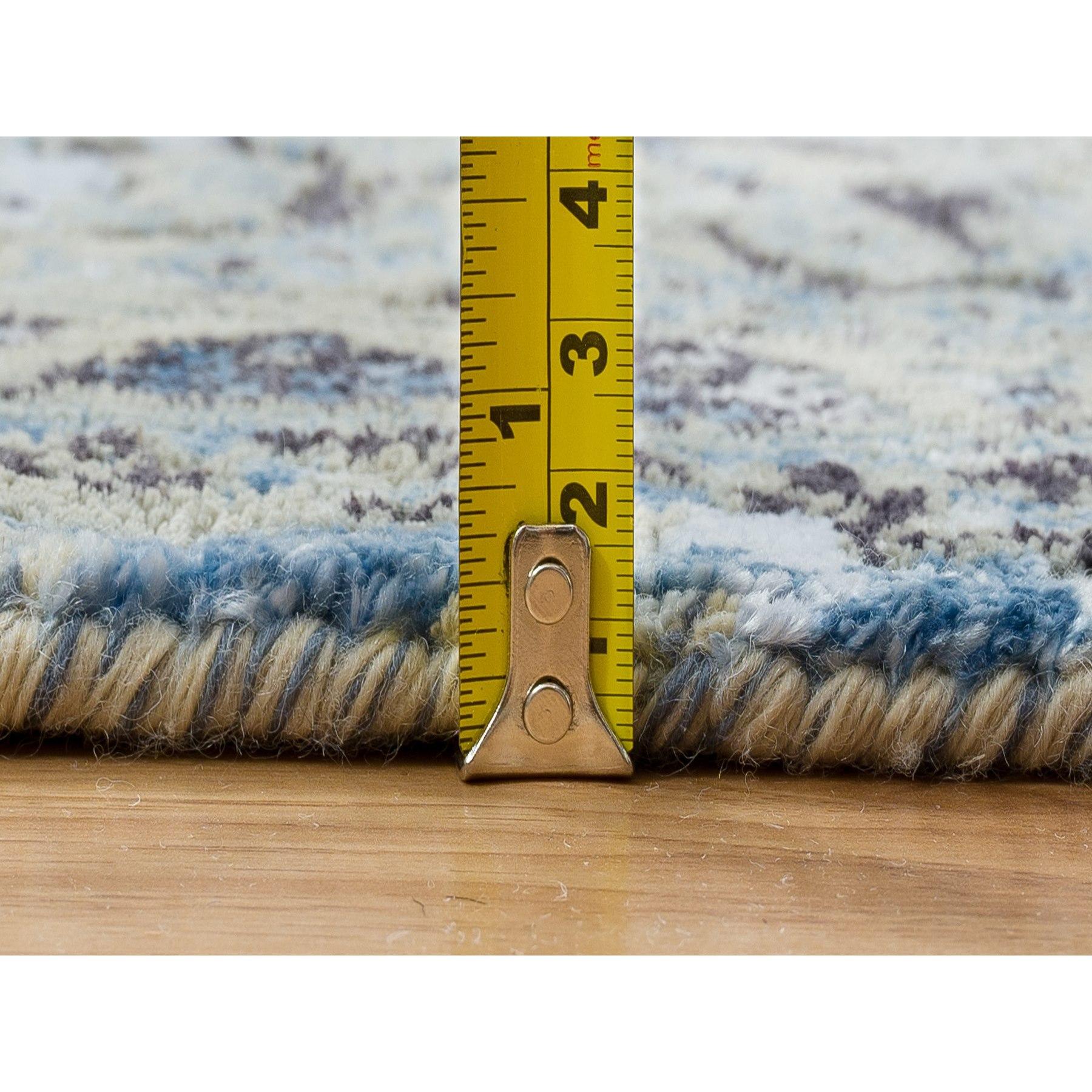 6'x9' Hellgrau, Reine Seide mit Wolle, handgeknüpft, Broken Kashan Design-Teppich im Angebot 3