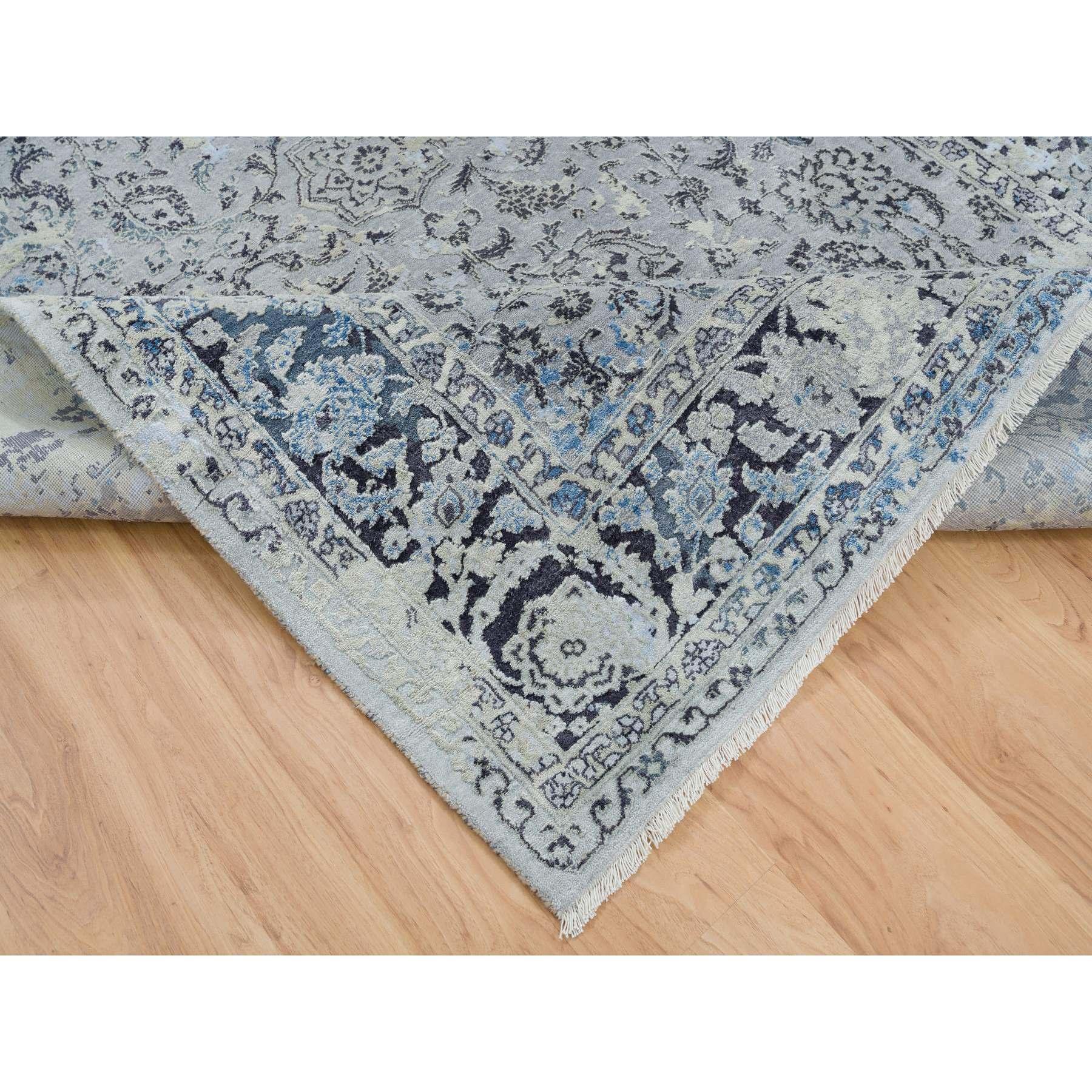6'x9' Hellgrau, Reine Seide mit Wolle, handgeknüpft, Broken Kashan Design-Teppich im Zustand „Neu“ im Angebot in Carlstadt, NJ