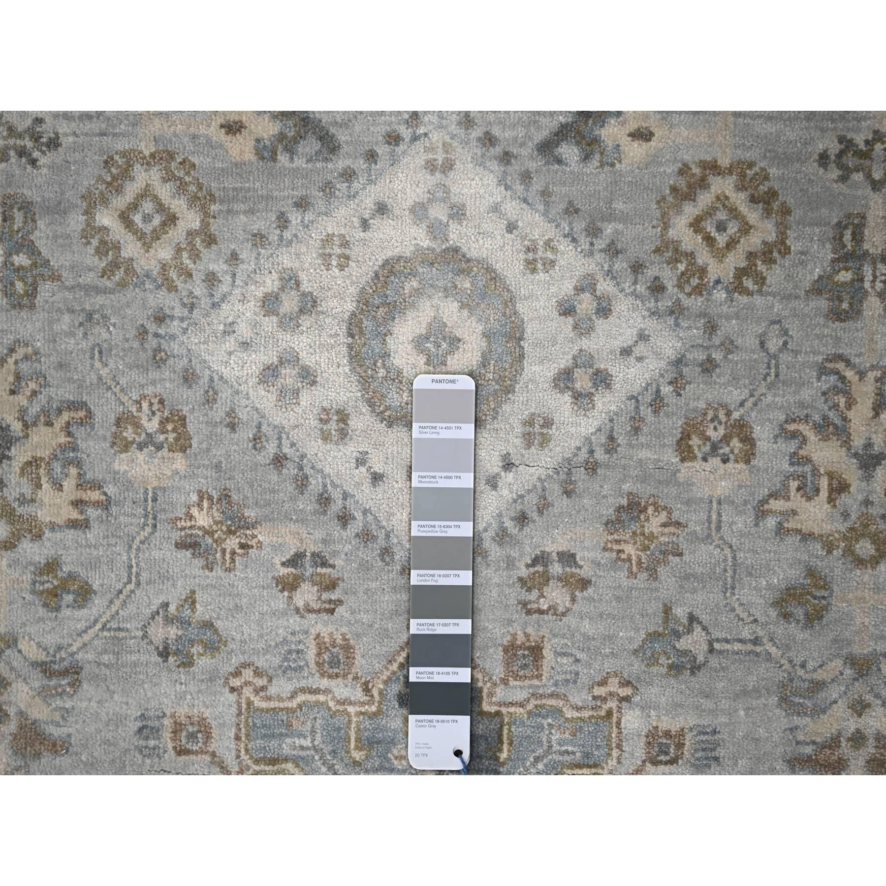 6'x9' Misty Grauer handgeknüpfter, dicht gewebter Teppich aus reiner Wolle mit Karajeh-Design (Indisch) im Angebot