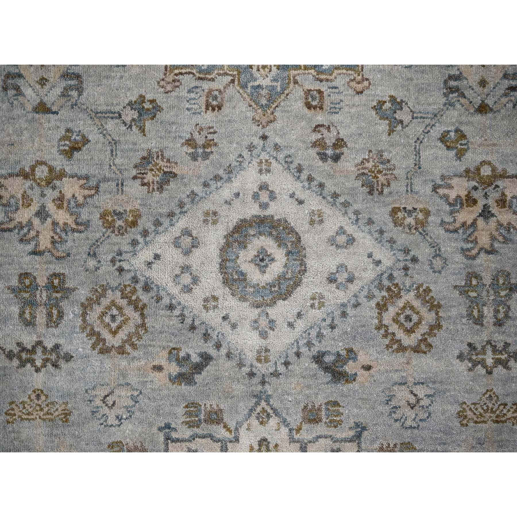 6'x9' Misty Grauer handgeknüpfter, dicht gewebter Teppich aus reiner Wolle mit Karajeh-Design (Handgeknüpft) im Angebot