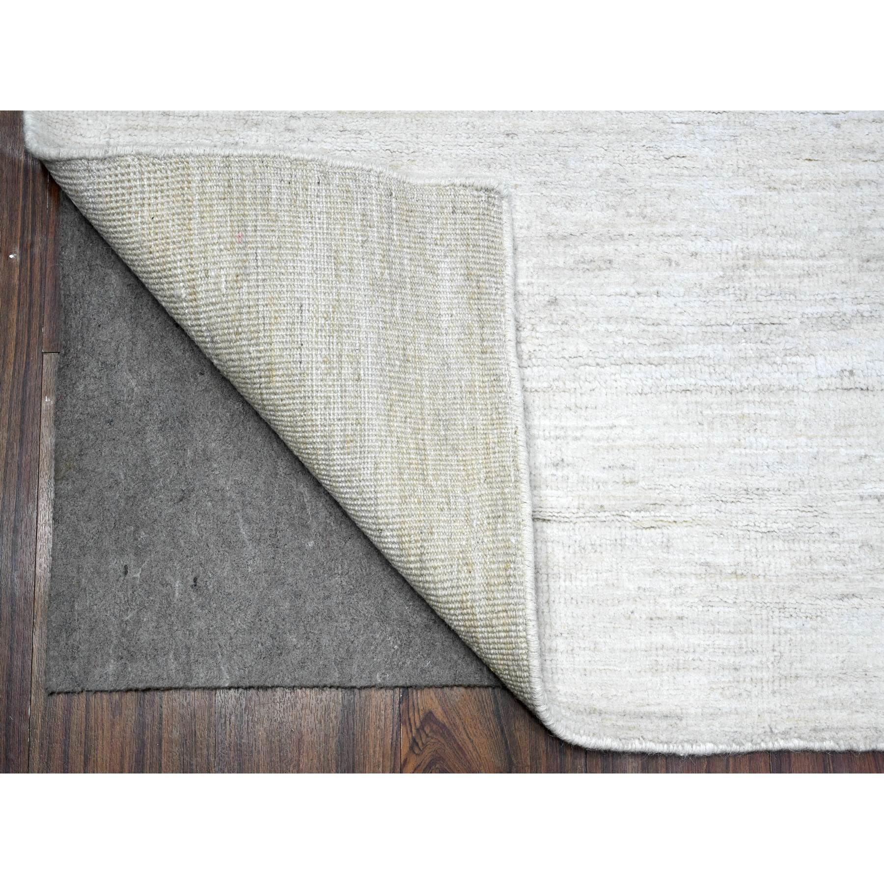 Dies ist eine wirklich echte one-of-a-kind Modern Peshawar Single Color With Plain Design, handgeknüpft, reine Wolle, Orientteppich. Es wurde monatelang von erfahrenen Kunsthandwerkern in jahrhundertealten Webtechniken geknüpft.
Primäre MATERIALIEN: