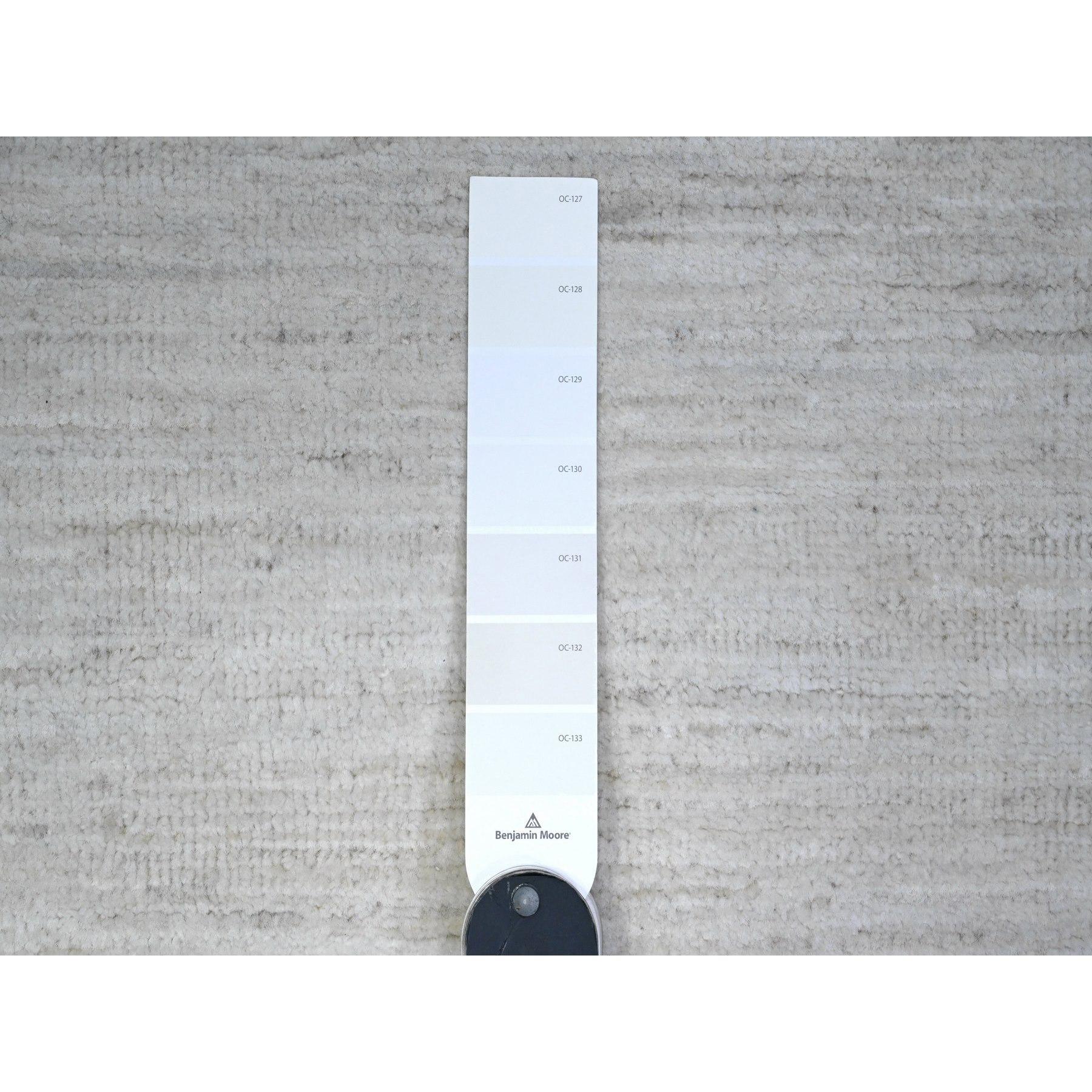 6'x9' Olympus Weißer moderner handgeknüpfter orientalischer Peshawar-Teppich aus 100% Wolle aus Olympus (Mittelalterlich) im Angebot