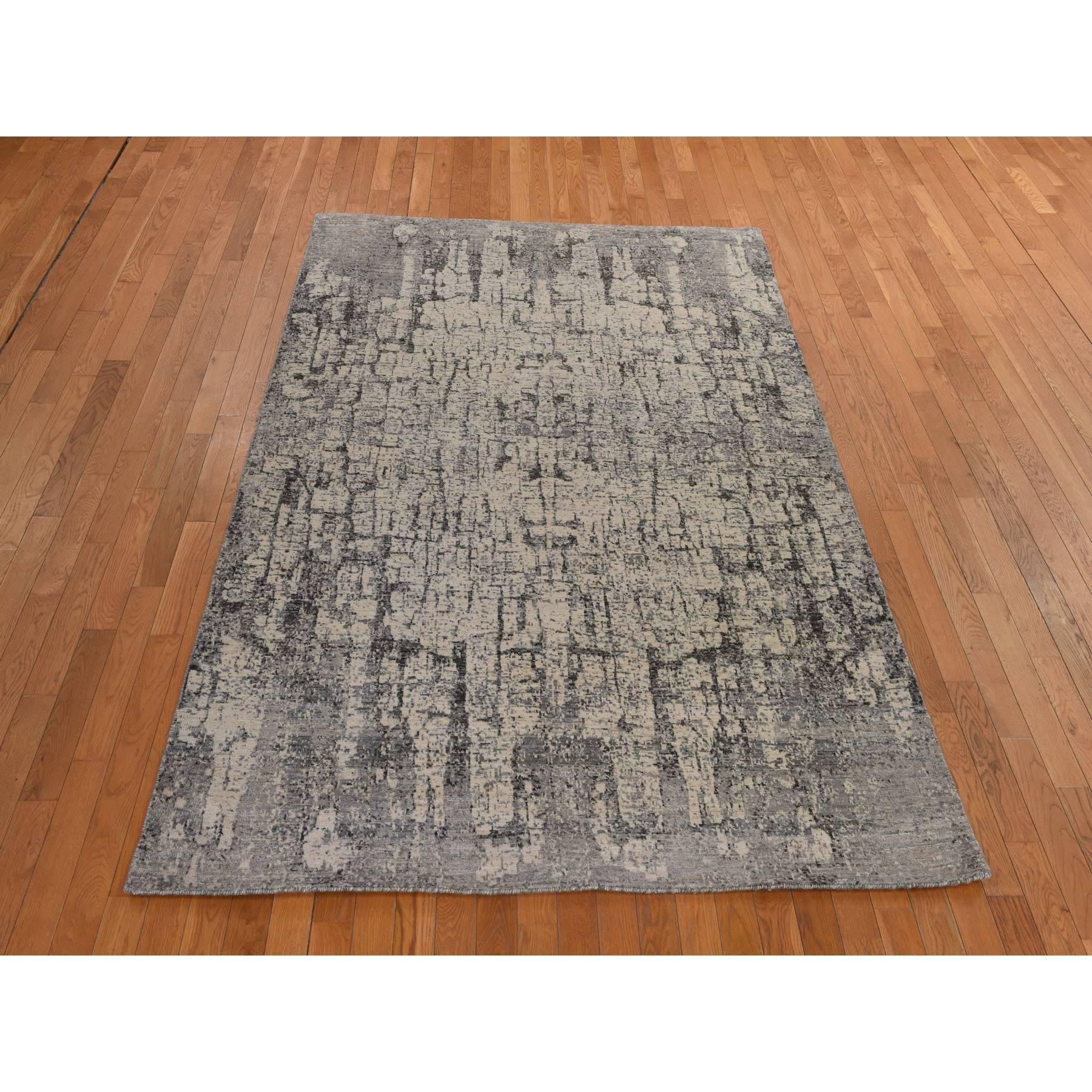 Austergrau, Fossil Design, Weich im Griff, 100% Wolle, Handgeknüpft, Modern, Orientteppich
Primäre MATERIALIEN: Wolle
Latex: Kein Flor 
Höhe: 0,25 Zoll
Stil: AM Contemporary
Grundfarbe: Grau
Sekundäre Farben: Braun, Beige
Muster: Orientalisch