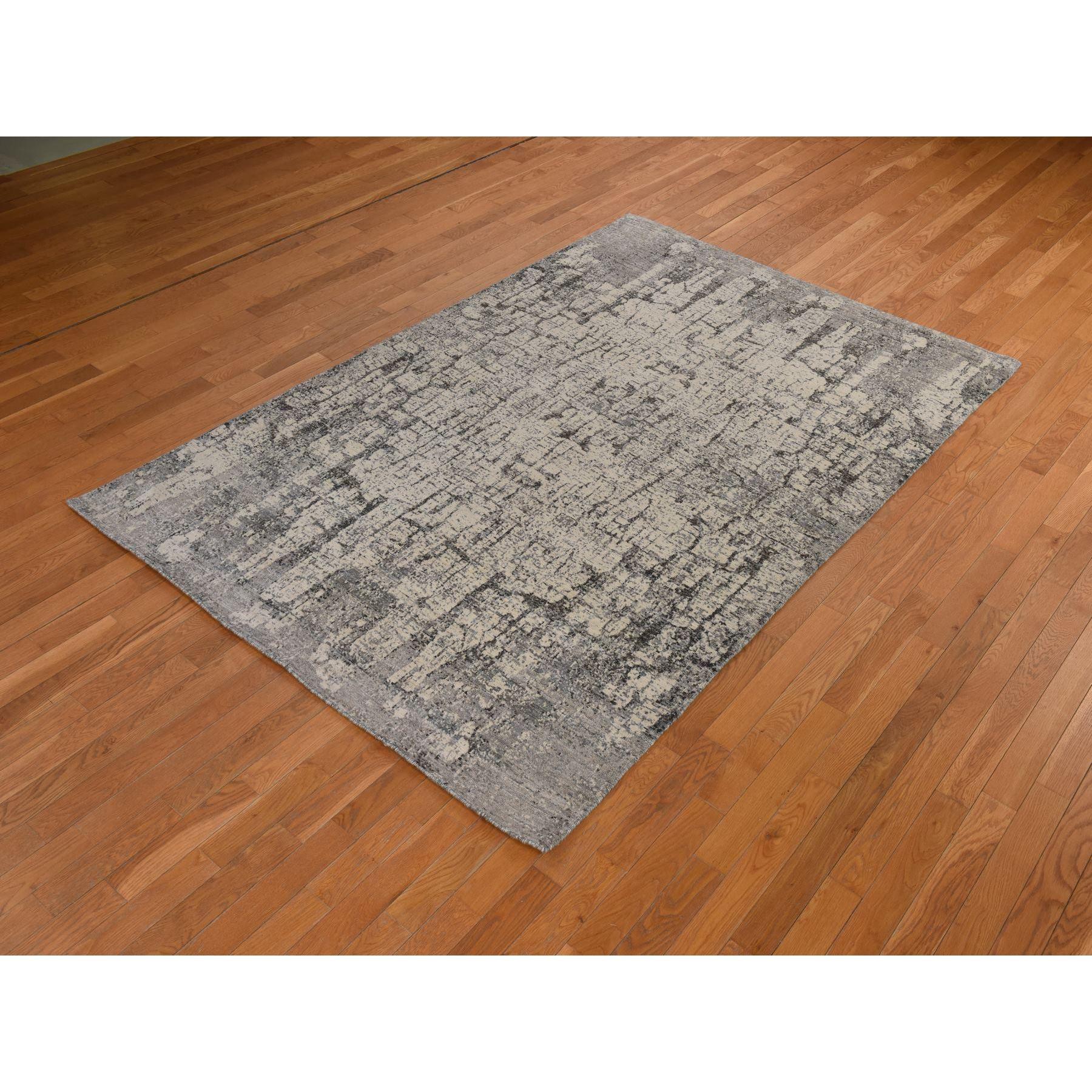 6'x9' Oyster Gray Fossil Design Weich im Griff 100% Wolle Handgeknüpft Teppich (Moderne) im Angebot