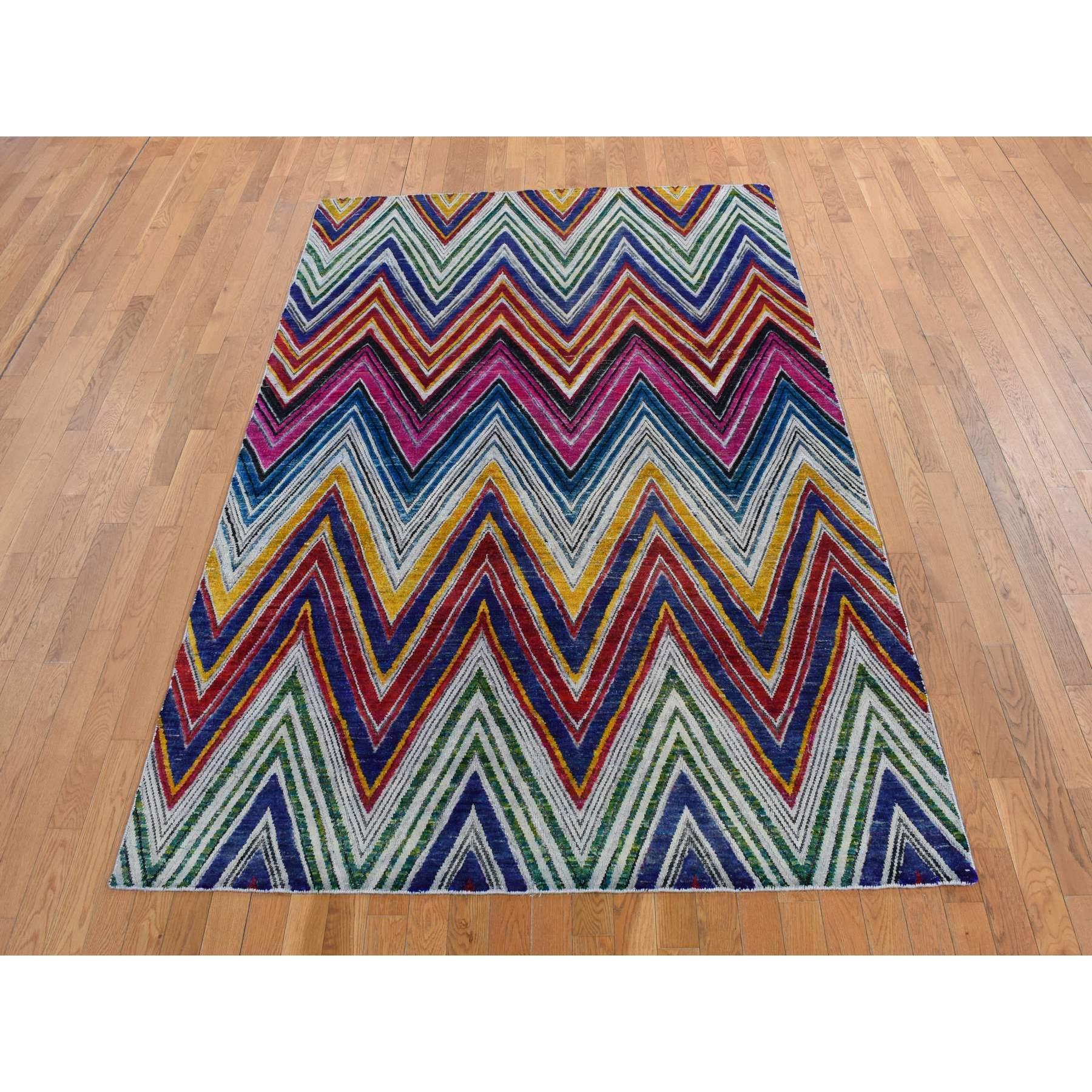 Rouge Pink, Handgeknüpft, Buntes Chevron-Design, Sari-Seide mit strukturierter Wolle, Orientteppich
Primäre MATERIALIEN: Wolle & Seide
Latex: Kein Flor 
Höhe: 0,25 Zoll
Stil: Lässig
Grundfarbe: Rosa
Sekundärfarben: Elfenbein, Schwarz, Blau, Gelb,