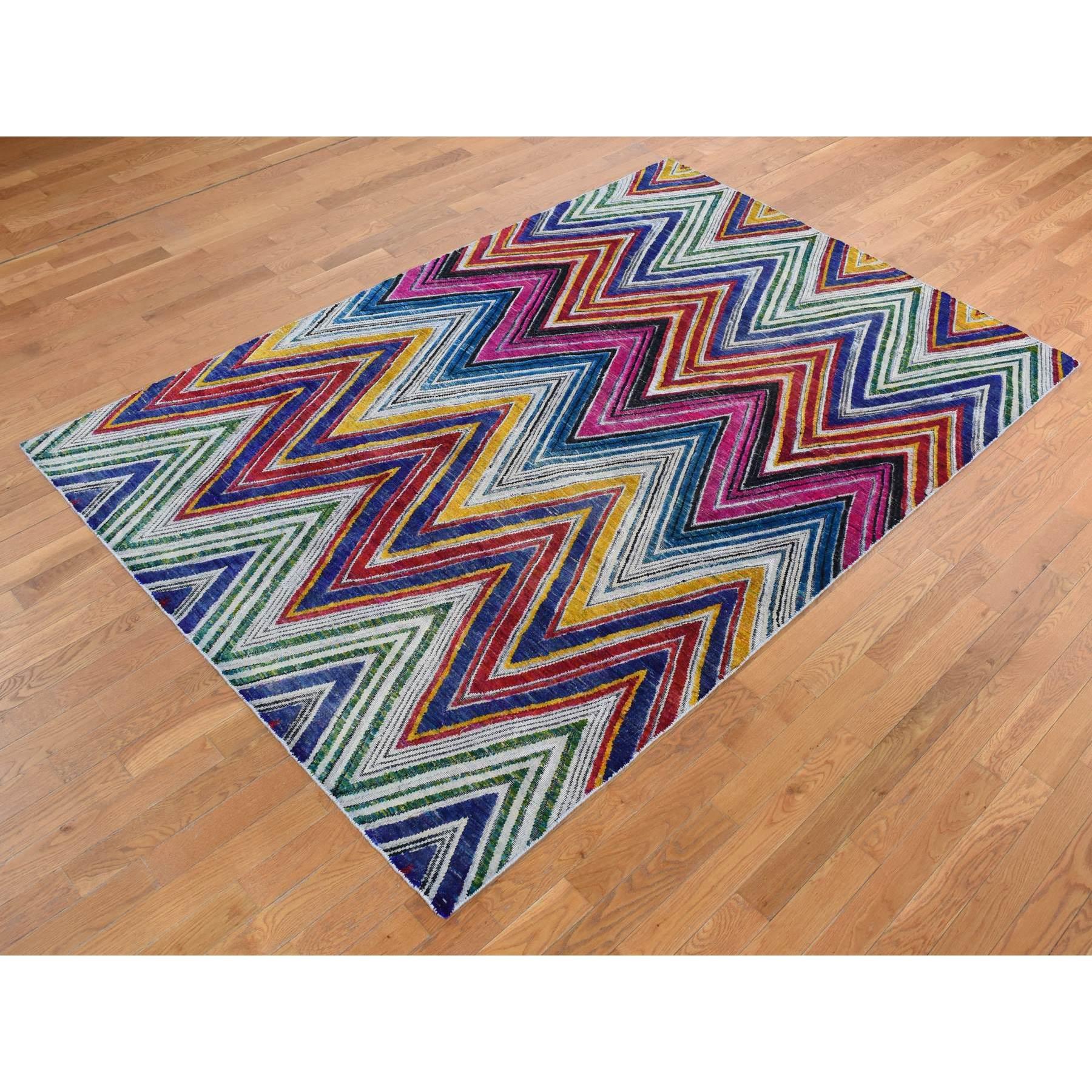 6'x9' Rosa, handgeknüpft, farbenfrohes Chevron-Design, Sari Seide mit Wollteppich (Moderne) im Angebot