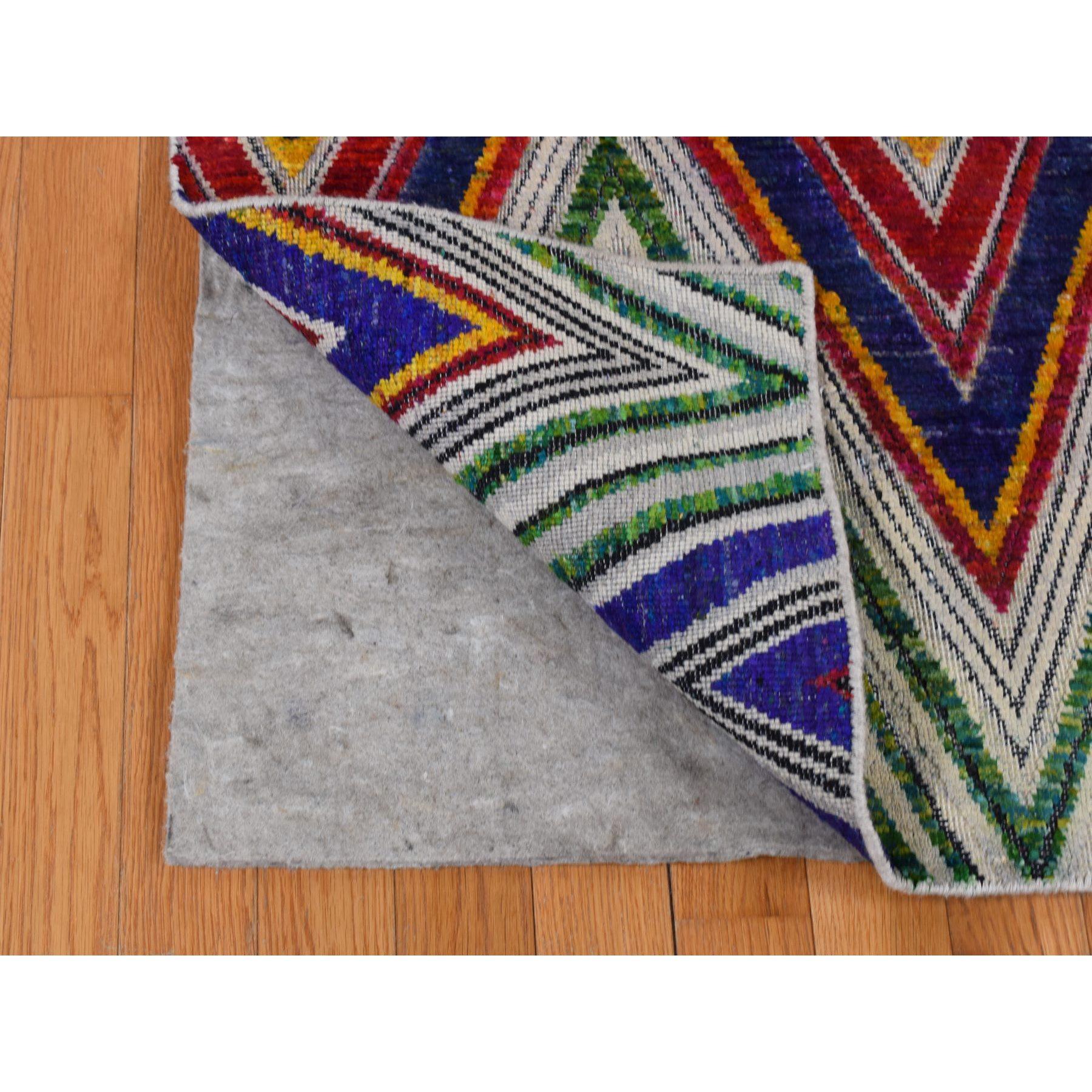 6'x9' Rosa, handgeknüpft, farbenfrohes Chevron-Design, Sari Seide mit Wollteppich (Indisch) im Angebot