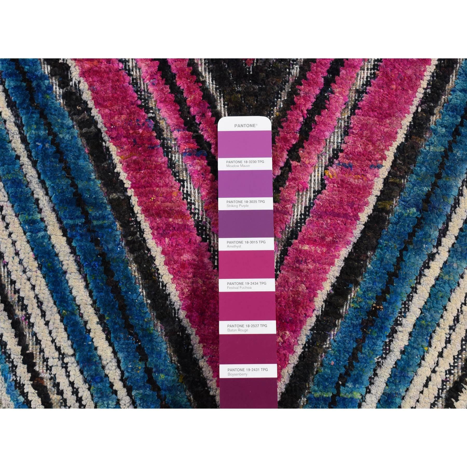 6'x9' Rosa, handgeknüpft, farbenfrohes Chevron-Design, Sari Seide mit Wollteppich (21. Jahrhundert und zeitgenössisch) im Angebot
