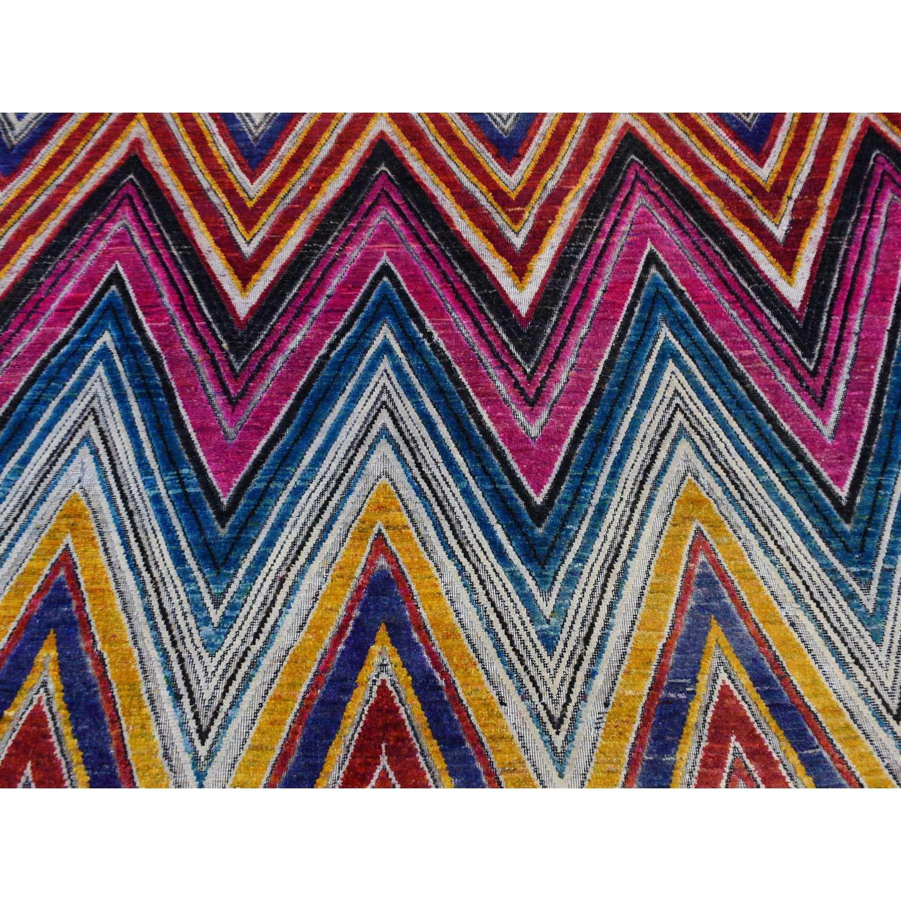 6'x9' Rosa, handgeknüpft, farbenfrohes Chevron-Design, Sari Seide mit Wollteppich im Angebot 1